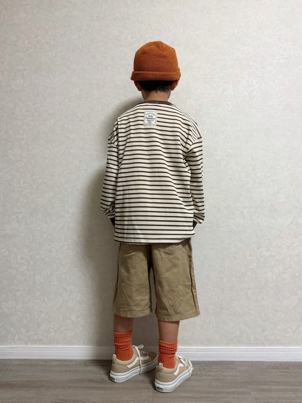 ベージュ系のスニーカー、ベージュ系のその他パンツ、ブラウン系のTシャツ/カットソーを着用したキッズの秋コーディネートの5枚目の写真