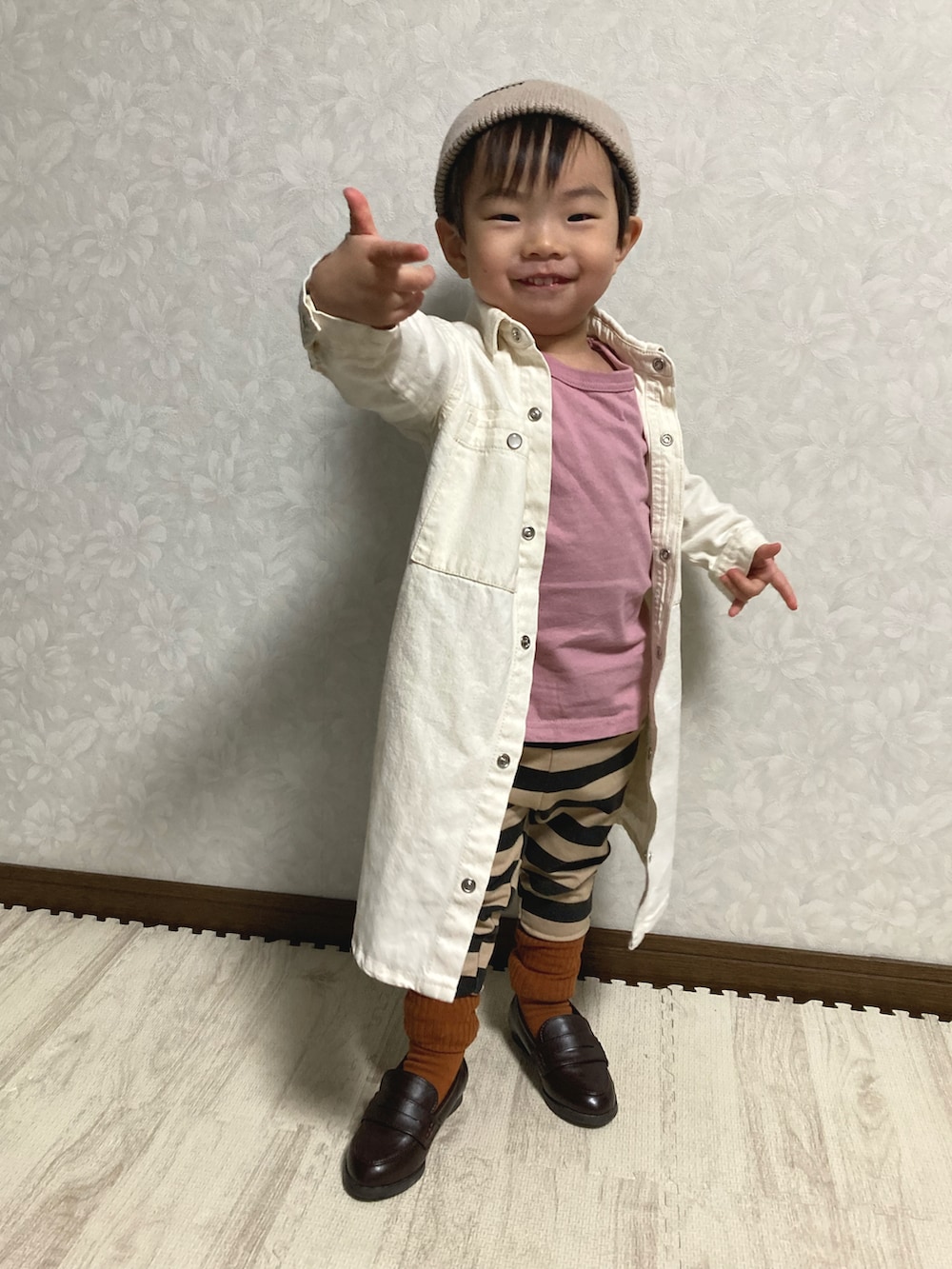 ピンク系のトップス、ブラック系のその他パンツ、ホワイト系のワンピースを着用したキッズの春コーディネートの2枚目の写真