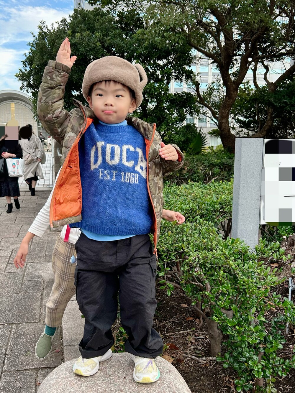 ブルー系のTシャツ/カットソー、グリーン系のダウンジャケット/コート、ブラック系のカーゴパンツを着用したキッズの冬コーディネートの3枚目の写真