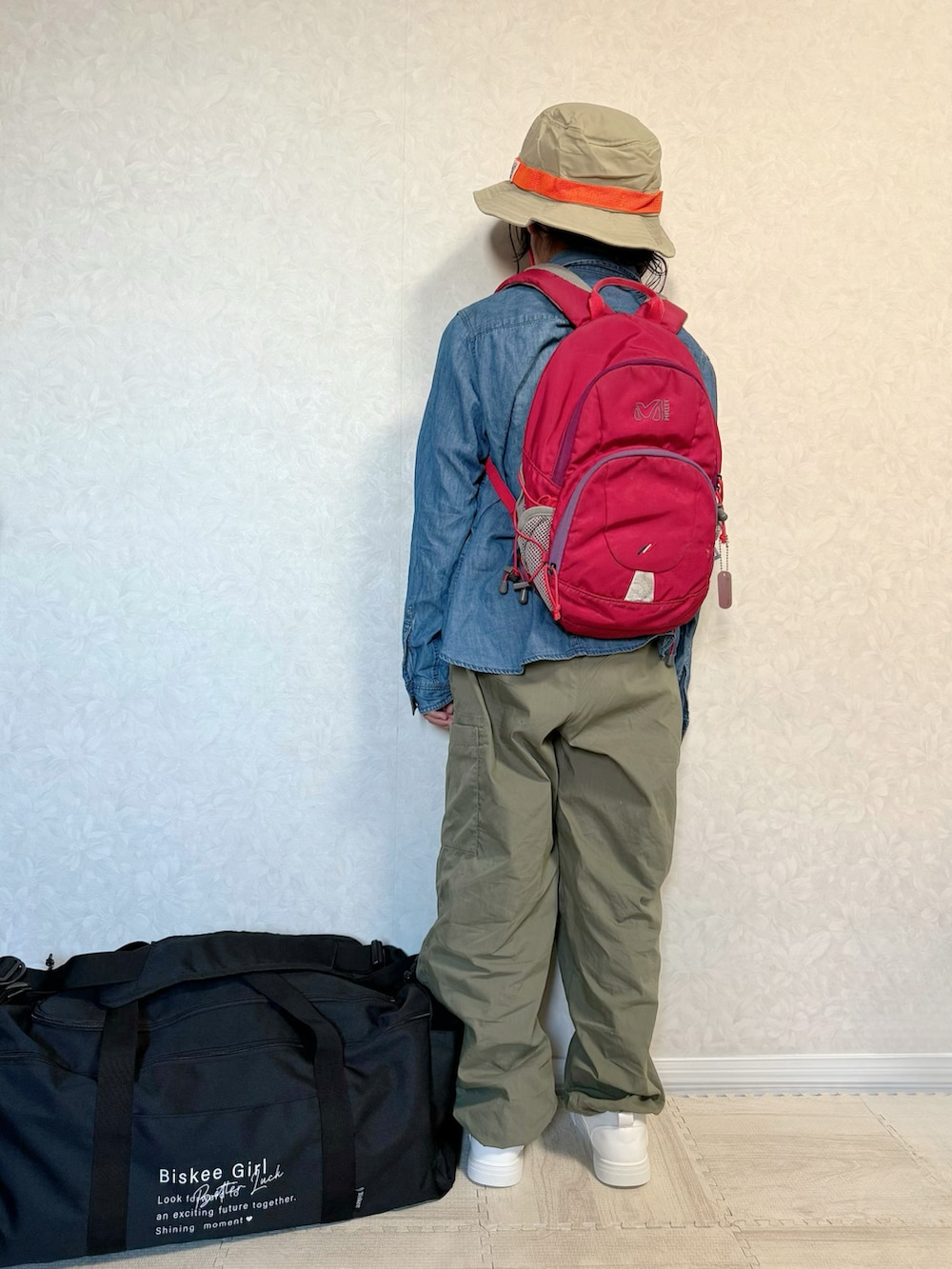 ブラック系のボストンバッグ、ブルー系のTシャツ/カットソー、ホワイト系のタンクトップを着用したキッズの夏コーディネートの2枚目の写真