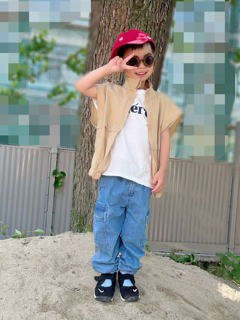 ホワイト系のTシャツ/カットソー、ベージュ系のベスト、ブルー系のデニムパンツを着用したキッズの春コーディネートの5枚目の写真