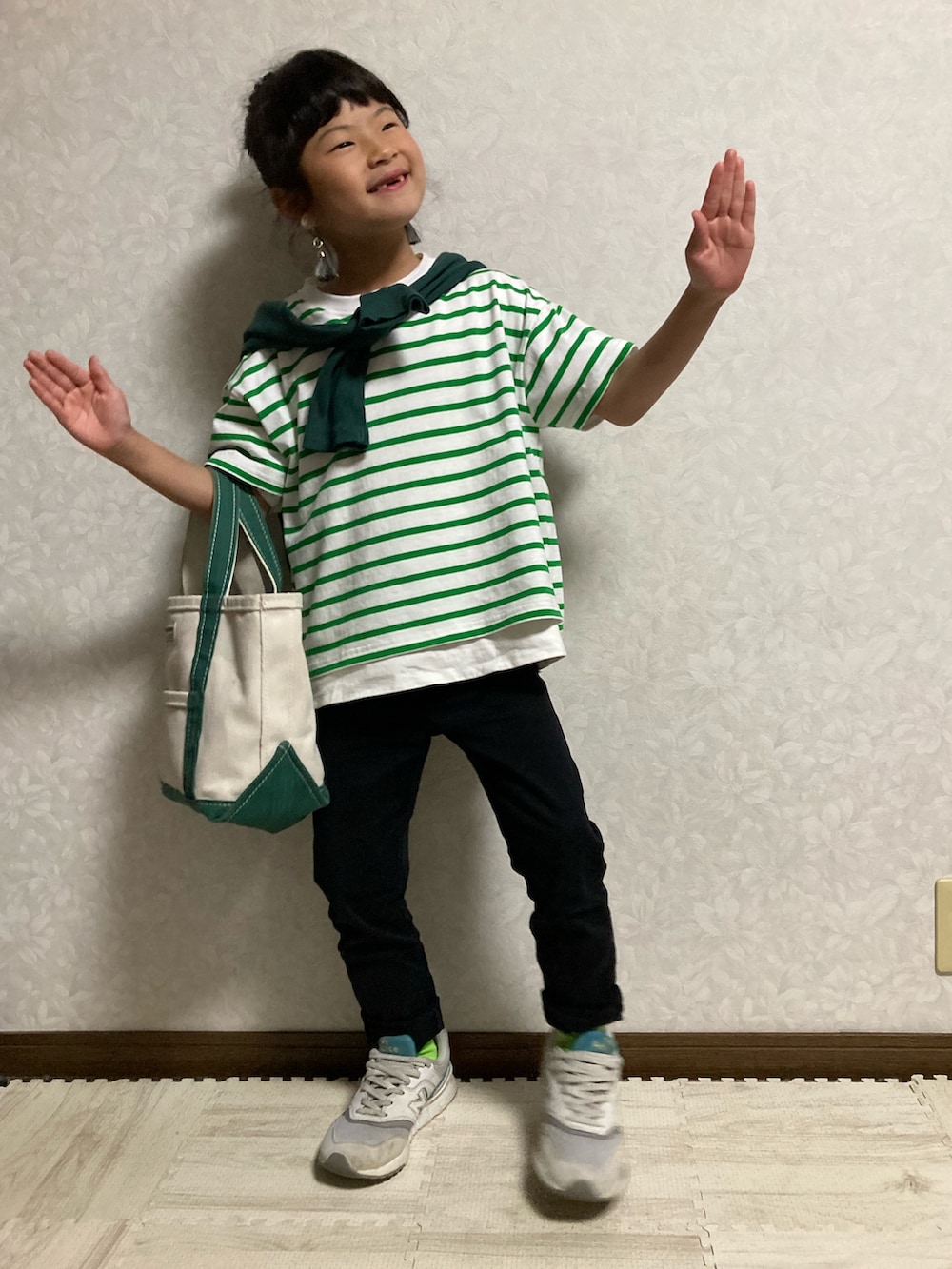 グリーン系のTシャツ/カットソー、ホワイト系のTシャツ/カットソー、グリーン系のカーディガン/ボレロを着用したキッズの春コーディネートの5枚目の写真