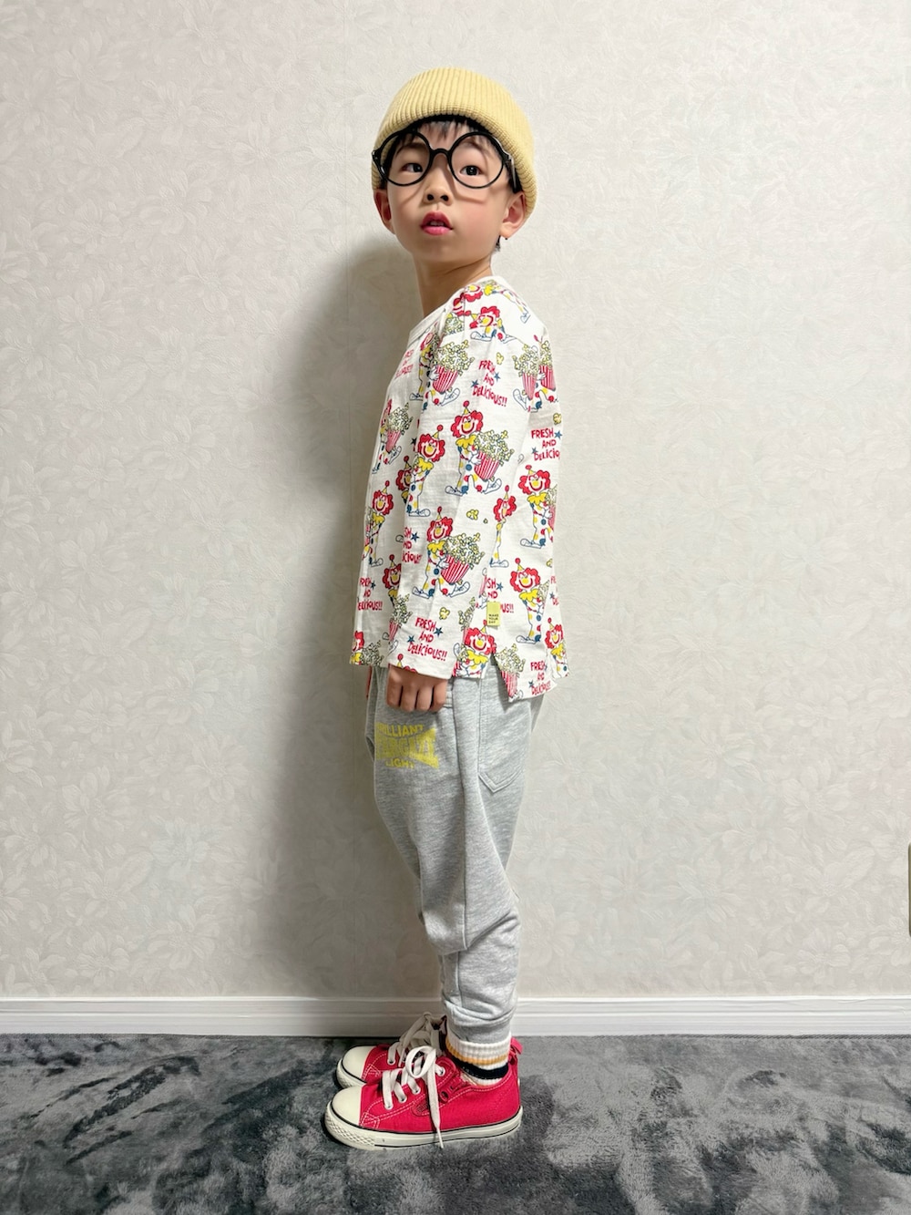 レッド系のスニーカー、ベージュ系のTシャツ/カットソー、グレー系のスウェットパンツを着用したキッズの冬コーディネートの4枚目の写真