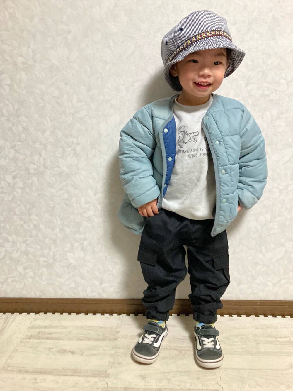 「beams mini、ビームスミニ、BEAMS、ビームス、ブルゾン、ストリート、カーゴパンツ、ビッグシルエット、ロゴスウェット、冬コーデ、ダウンジャケット、PR、バケットハット、スニーカー、ジャケット」|「BEAMS miniのBEAMS mini / サーモライト 中綿 ノーカラー ブルゾン (90~150㎝)(ブルゾン、ブルー系)」を使った、lenlen23さん(キッズ・90cm)の秋コーディネートの3枚目の写真