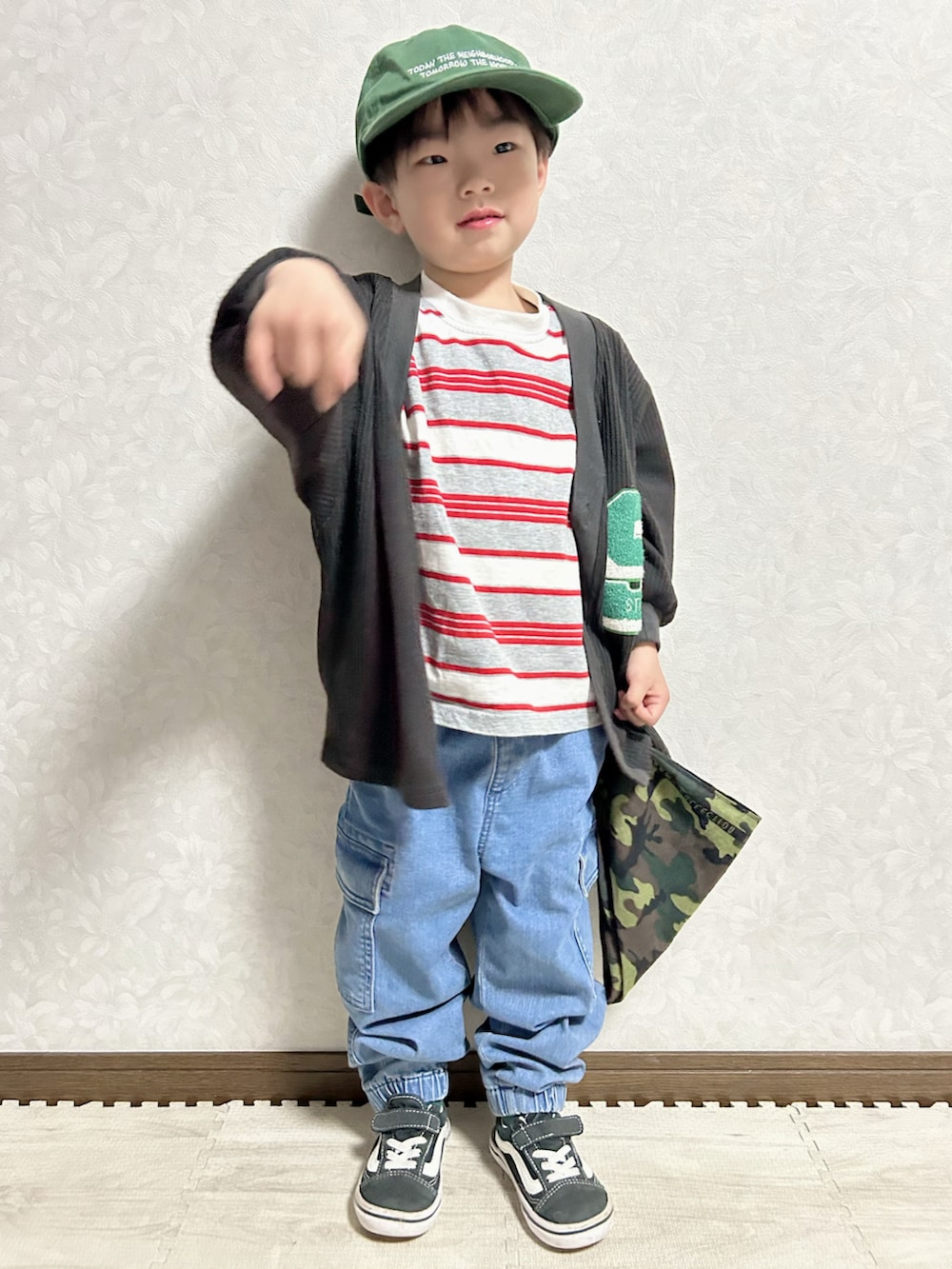 グレー系のTシャツ/カットソー、ブラック系のカーディガン/ボレロ、ブルー系のデニムパンツを着用したキッズの春コーディネートの2枚目の写真