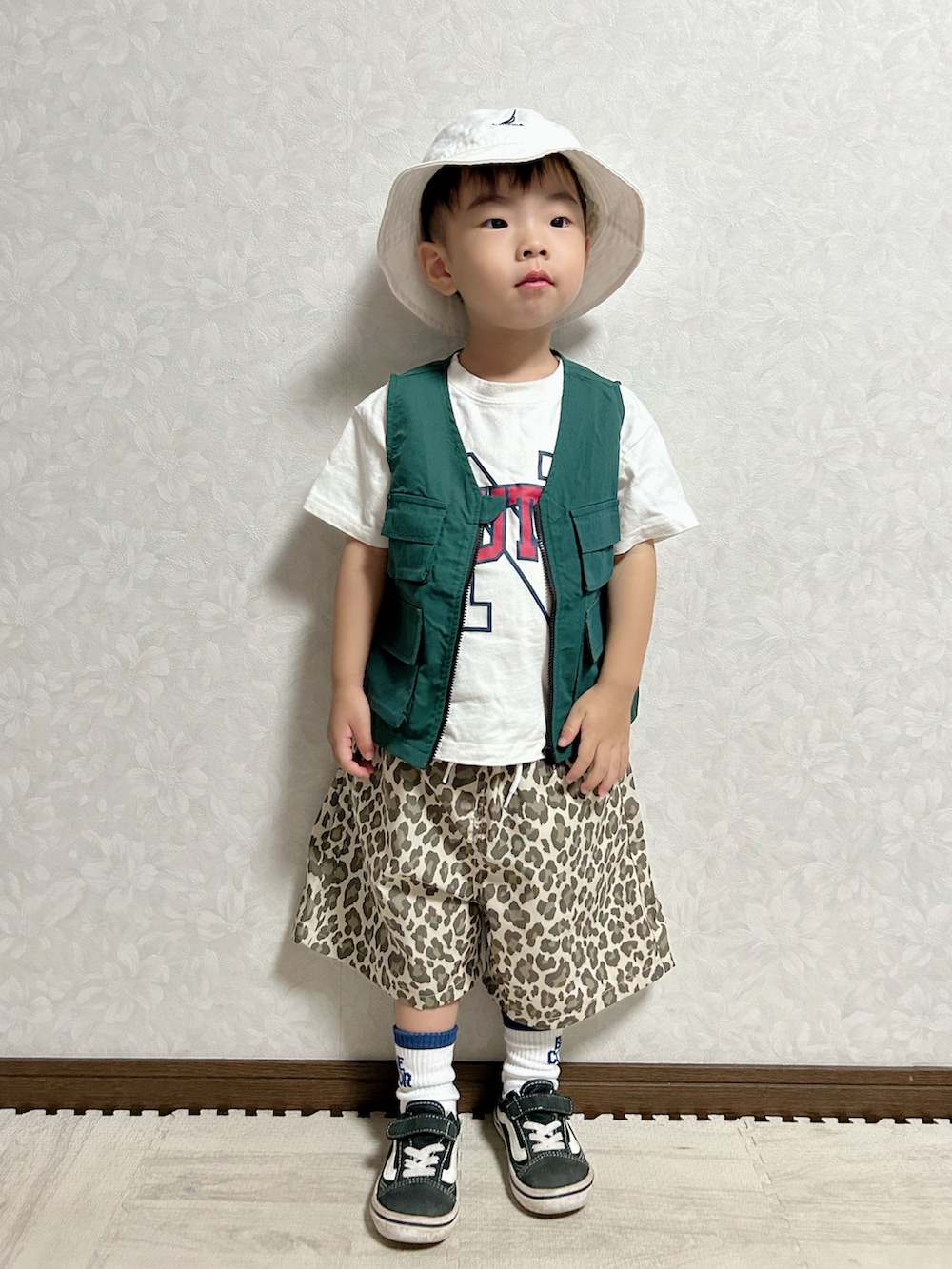 ホワイト系のTシャツ/カットソー、グリーン系のベスト、ベージュ系のその他パンツを着用したキッズの夏コーディネートの2枚目の写真