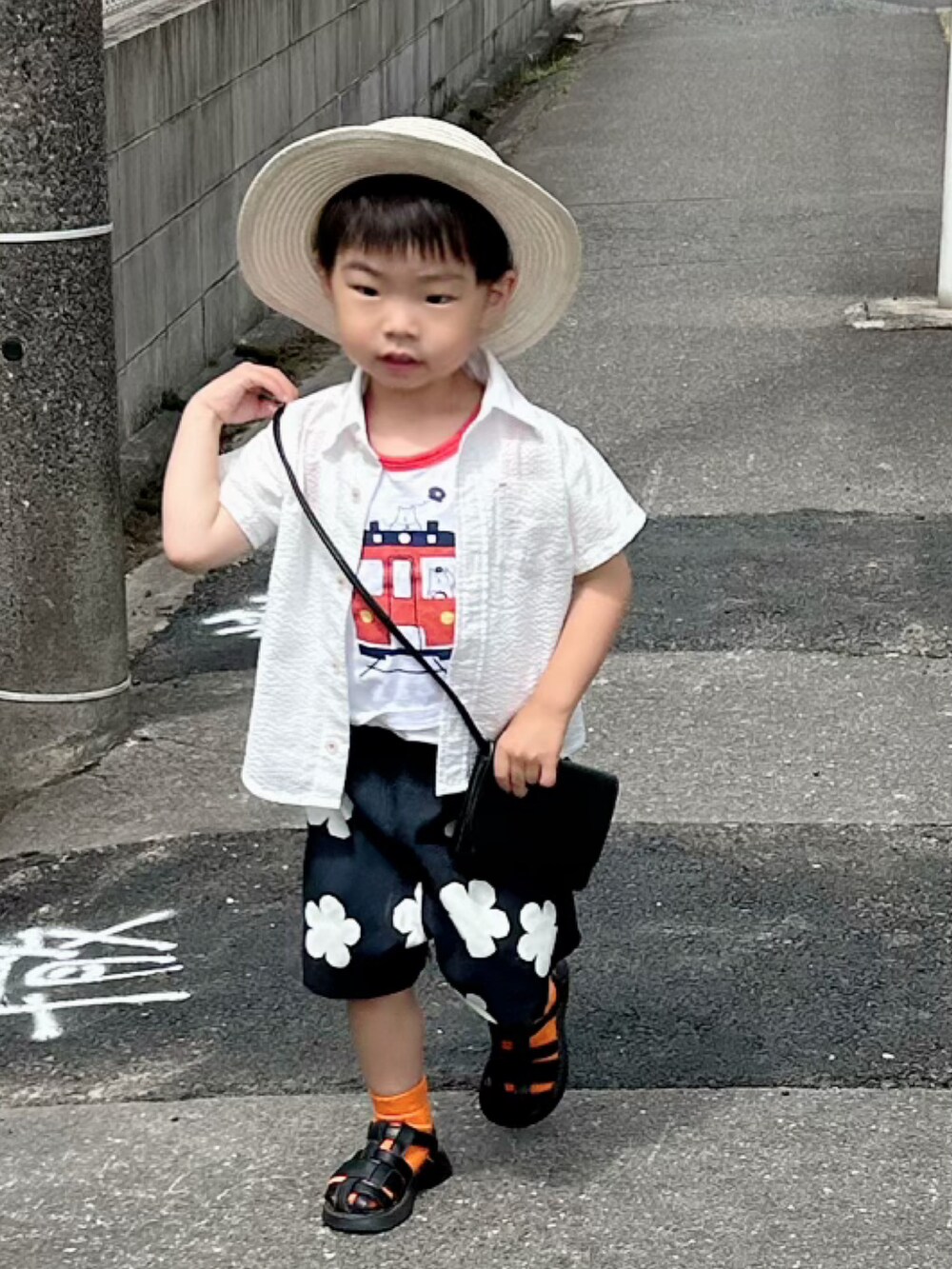 ホワイト系のタンクトップ、ホワイト系のシャツ/ブラウス、ブラック系のその他パンツを着用したキッズの春コーディネートの2枚目の写真