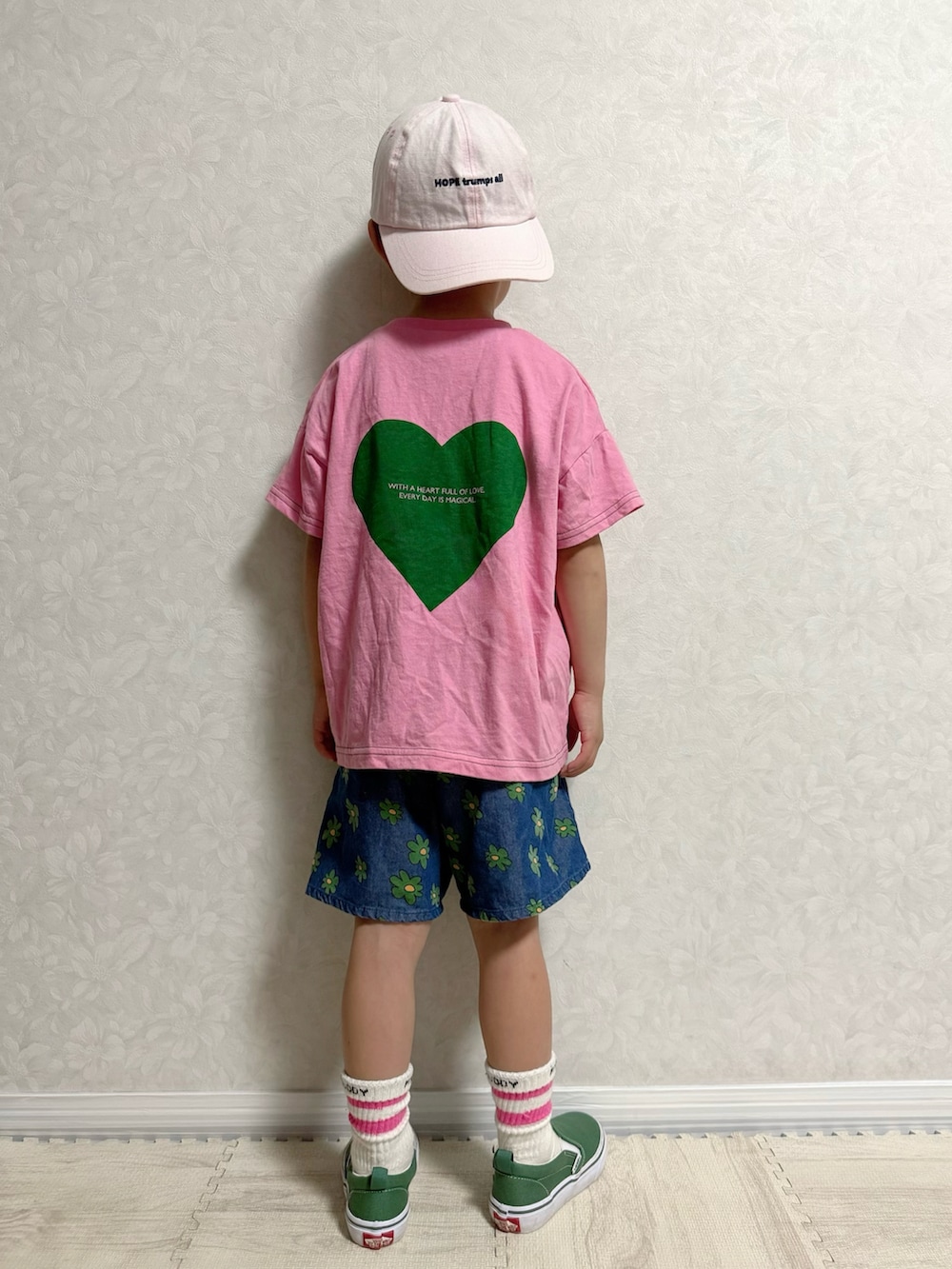 「夏コーデ、ストリート、カジュアルコーデ、キャップ、サングラス、デニム、ハーフパンツ、ショートパンツ、スリッポン、スニーカー、シンプルコーデ、花柄、ショルダーバッグ、ピンク、プチプラ」｜「LOWRYS FARMの刺繍ロゴＣＡＰ　264887（キャップ、ピンク系）」を使った、lenlen23さん（キッズ・110cm）の夏コーディネートの5枚目の写真