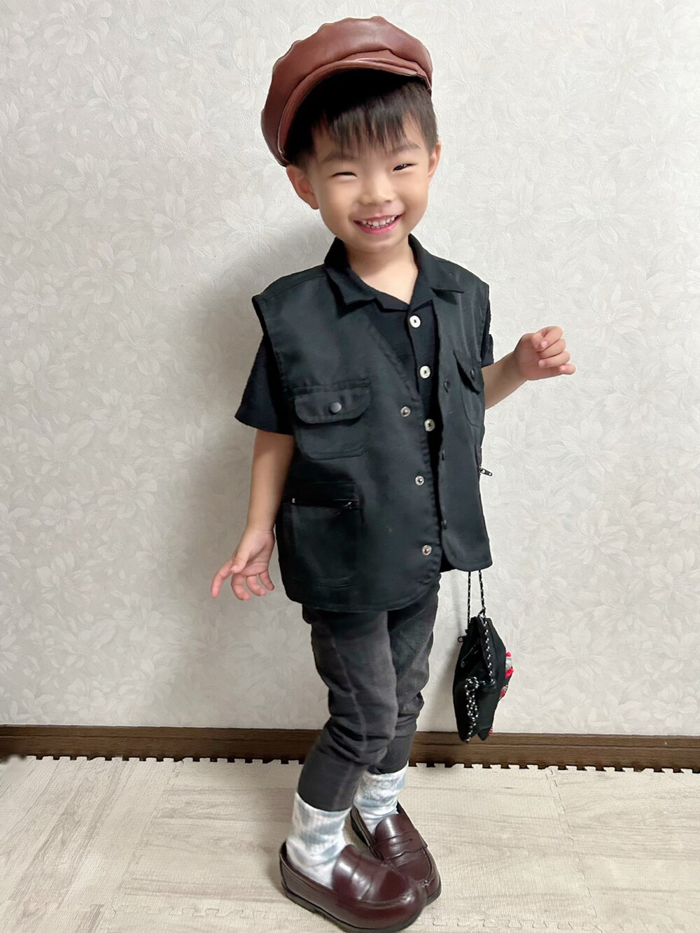 ブラック系のシャツ/ブラウス、ブラック系のベスト、ブラック系のデニムパンツを着用したキッズの秋コーディネートの4枚目の写真