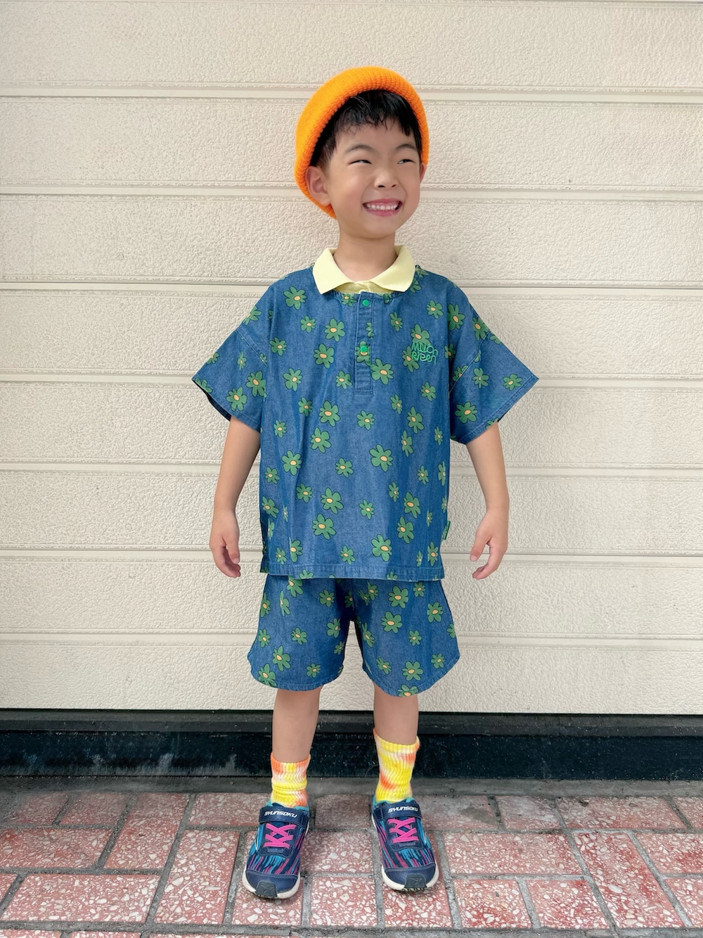 ブルー系のスニーカー、イエロー系のポロシャツ、ブルー系のセットアップを着用したキッズの夏コーディネートの2枚目の写真