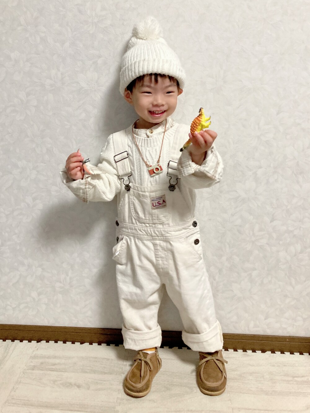 ベージュ系のシャツ/ブラウス、ホワイト系のサロペット/オーバーオール、ホワイト系のニット/セーターを着用したキッズの秋コーディネートの2枚目の写真