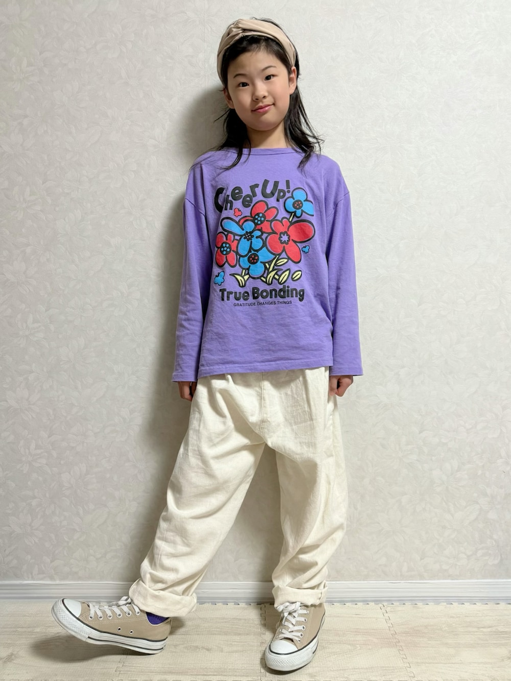 パープル系のTシャツ/カットソー、シルバー系のショルダーバッグ、ピンク系のスニーカーを着用したキッズの春コーディネートの4枚目の写真