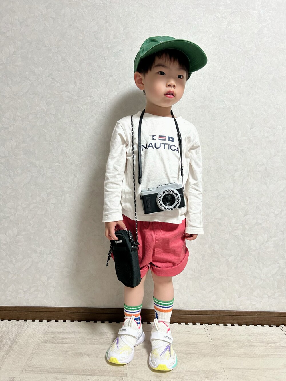 ホワイト系のTシャツ/カットソー、レッド系のパンツ、ブラック系のショルダーバッグを着用したキッズの春コーディネートの3枚目の写真