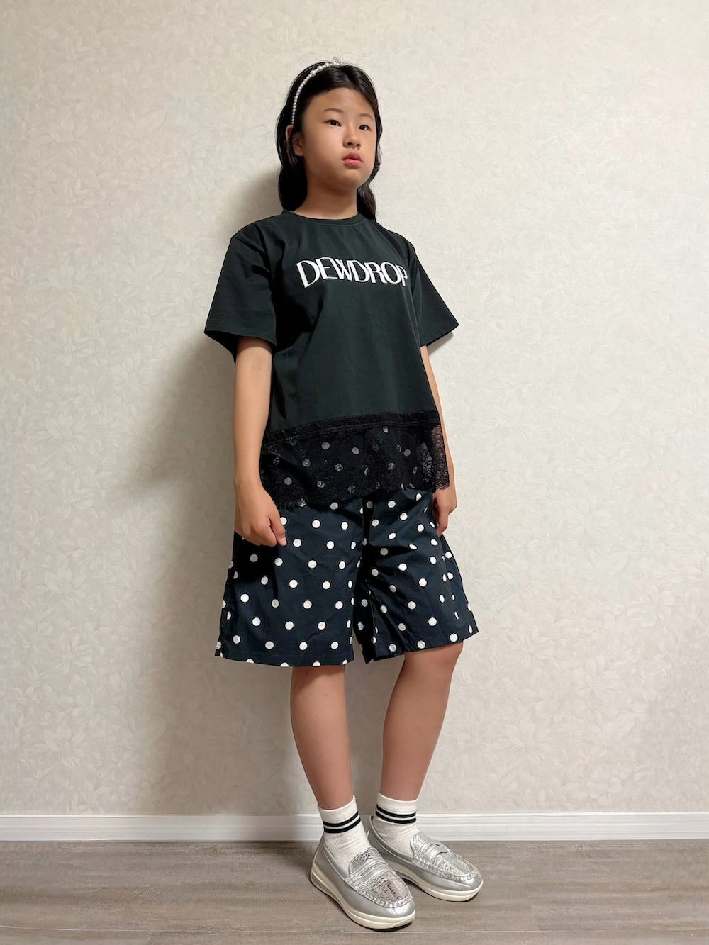 ブラック系のその他パンツ、ブラック系のTシャツ/カットソー、シルバー系のショルダーバッグを着用したキッズの夏コーディネートの2枚目の写真