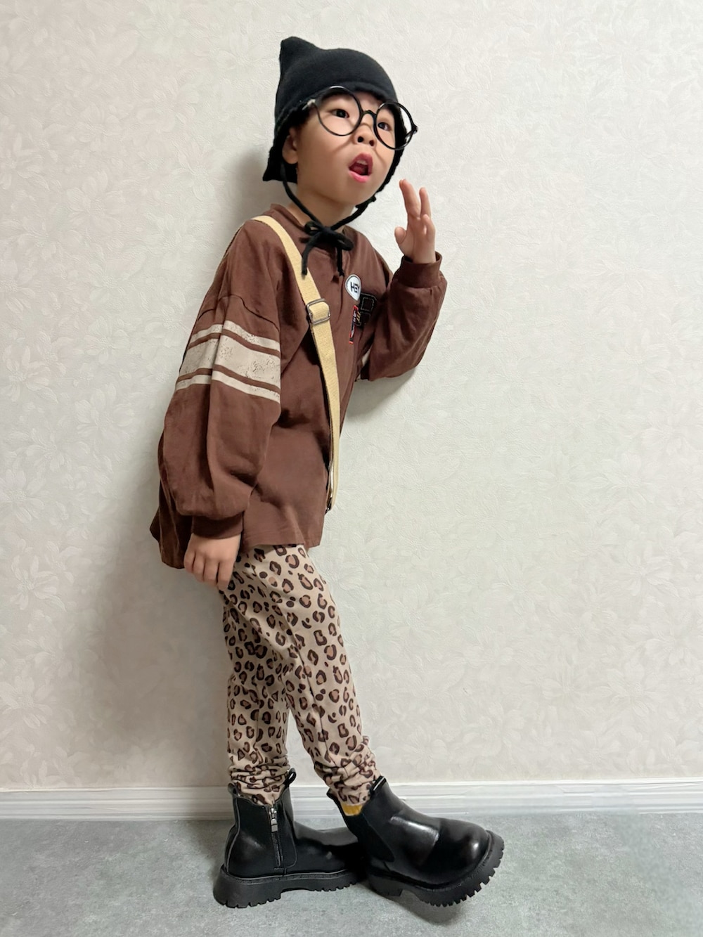 ブラウン系のTシャツ/カットソー、ブラウン系のその他パンツ、ブラウン系のショルダーバッグを着用したキッズの秋コーディネートの4枚目の写真