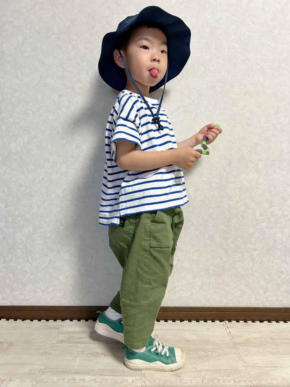 ブルー系のTシャツ/カットソー、グリーン系のパンツ、グリーン系のスニーカーを着用したキッズの春コーディネートの4枚目の写真