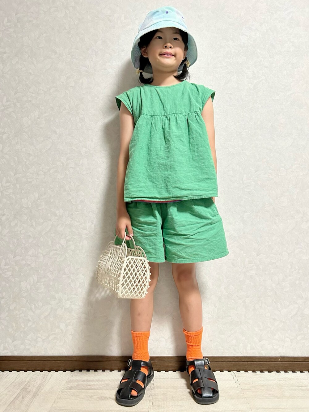 「夏コーデ、セットアップ、ハーフパンツ、ショートパンツ、リネン、グルカサンダル、麦わら帽子、カンカン帽、トートバッグ、レイヤードスタイル、スウィーツ同盟会、プチプラ、サンダル、ミニバッグ、カラー×コーデ」|「Birthdayのblack closet 130cm リネンブレンド トップス1,309円、キュロット 1,089円(セットアップ、グリーン系)」を使った、lenlen23さん(キッズ・127cm)の夏コーディネートの4枚目の写真