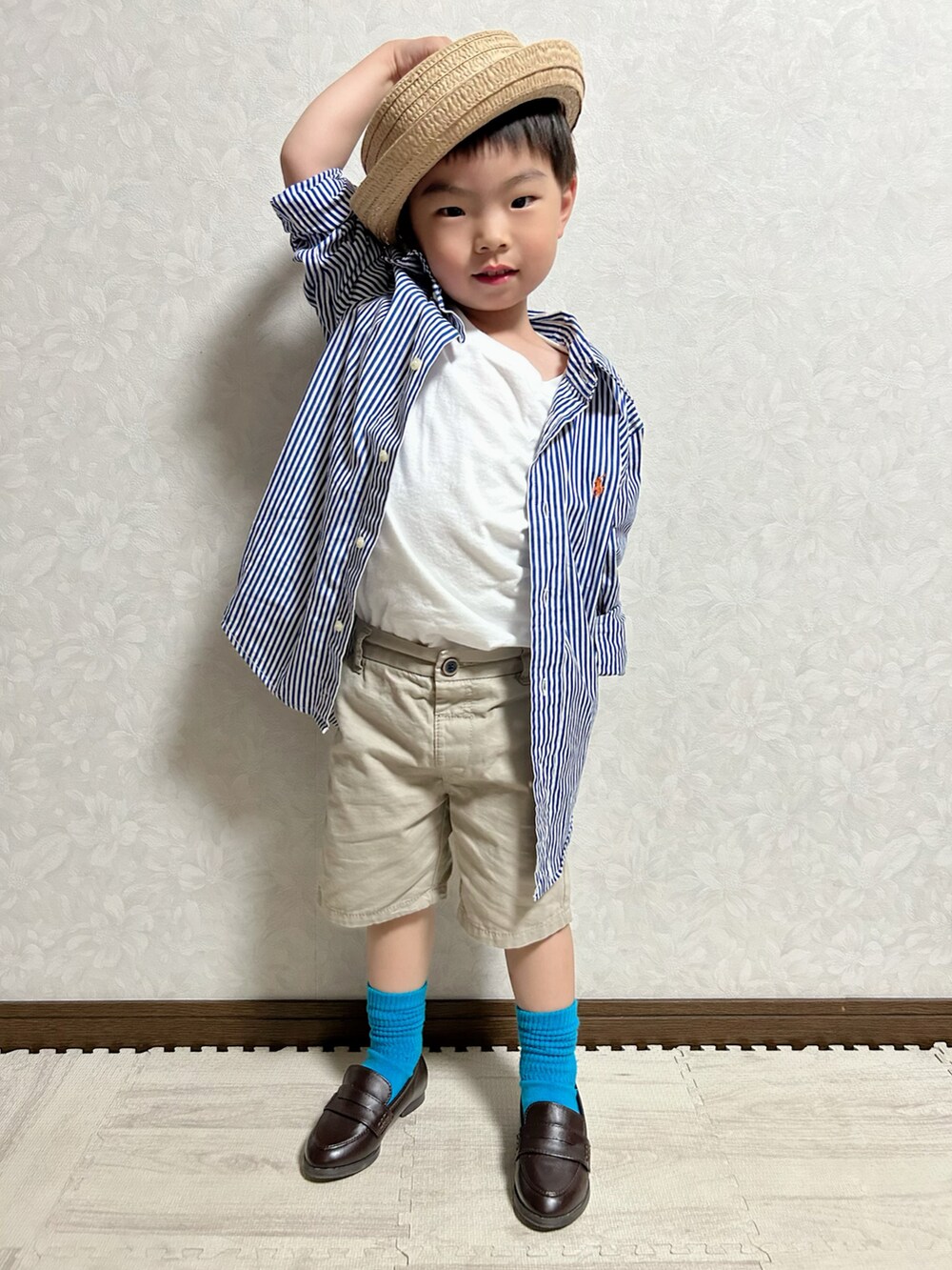 ブルー系のシャツ/ブラウス、ホワイト系のTシャツ/カットソー、ベージュ系のチノパンツを着用したキッズの夏コーディネートの2枚目の写真