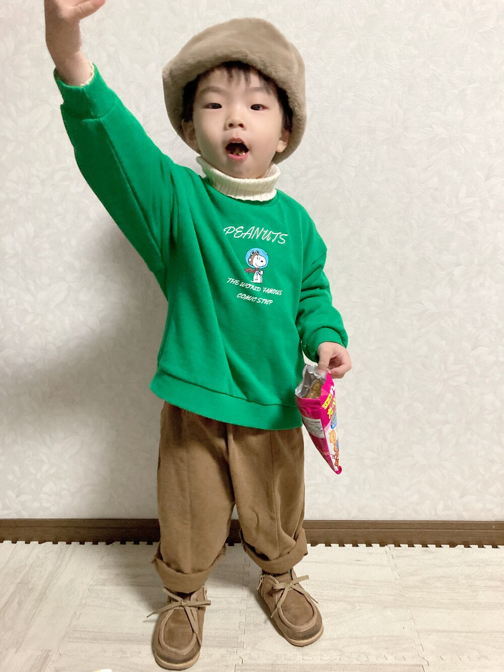 ホワイト系のニット/セーター、グリーン系のスウェット、ブラウン系のチノパンツを着用したキッズの冬コーディネートの4枚目の写真