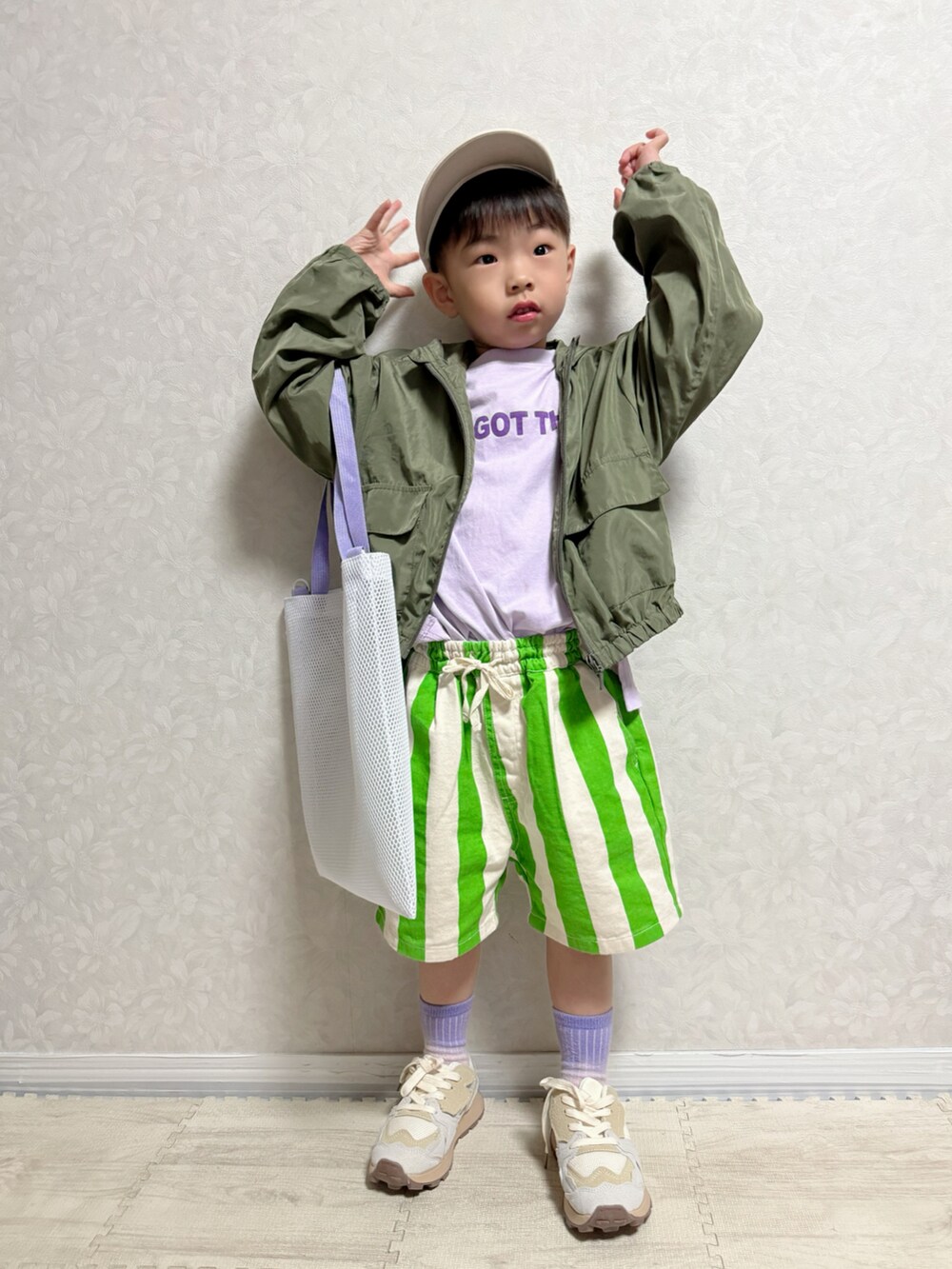 パープル系のTシャツ/カットソー、グリーン系のその他パンツ、グリーン系のマウンテンパーカーを着用したキッズの春コーディネートの2枚目の写真