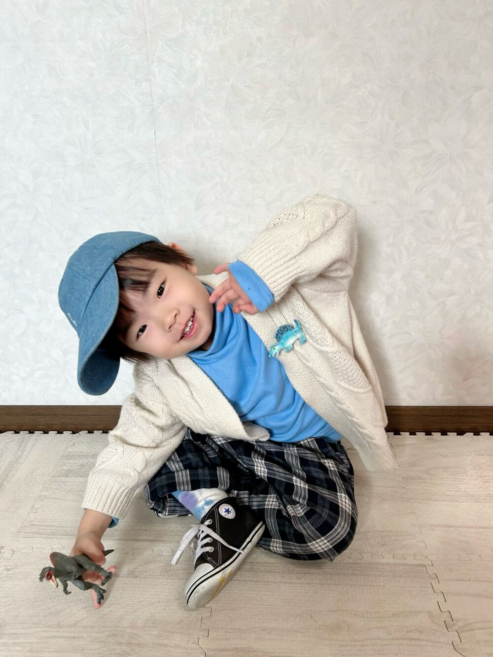 ブルー系のTシャツ/カットソー、ホワイト系のカーディガン/ボレロ、ブルー系のその他パンツを着用したキッズの春コーディネートの4枚目の写真