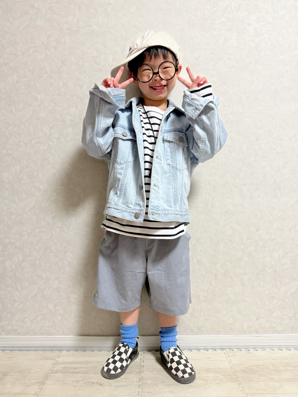 ブルー系のTシャツ/カットソー、ブルー系のデニムジャケット、グレー系のパンツを着用したキッズの春コーディネートの4枚目の写真