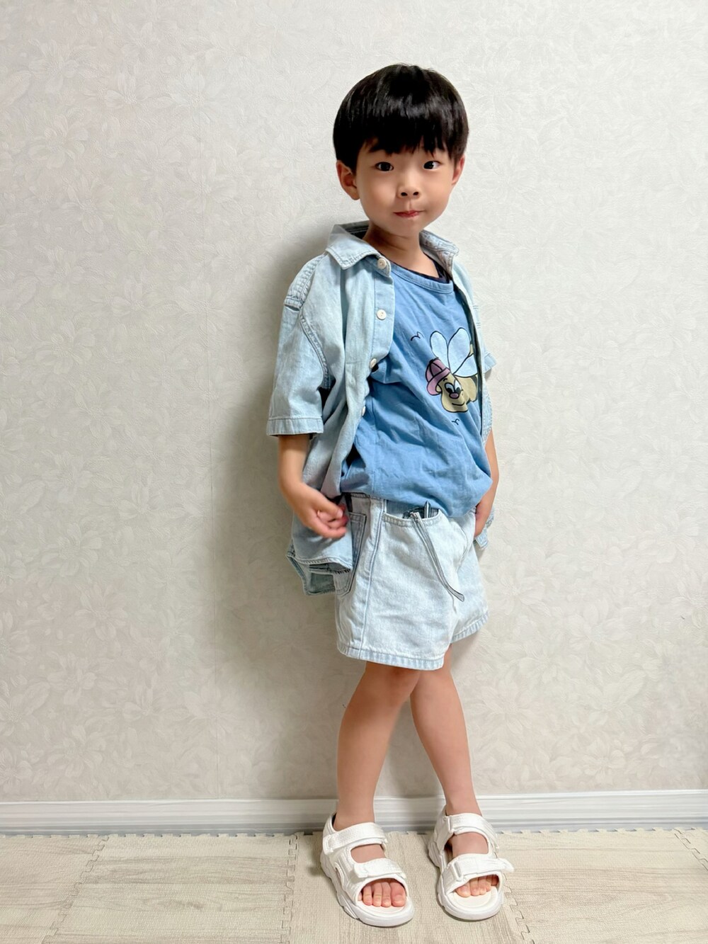 ブルー系のシャツ/ブラウス、ブルー系のタンクトップ、ホワイト系のタンクトップを着用したキッズの夏コーディネートの4枚目の写真