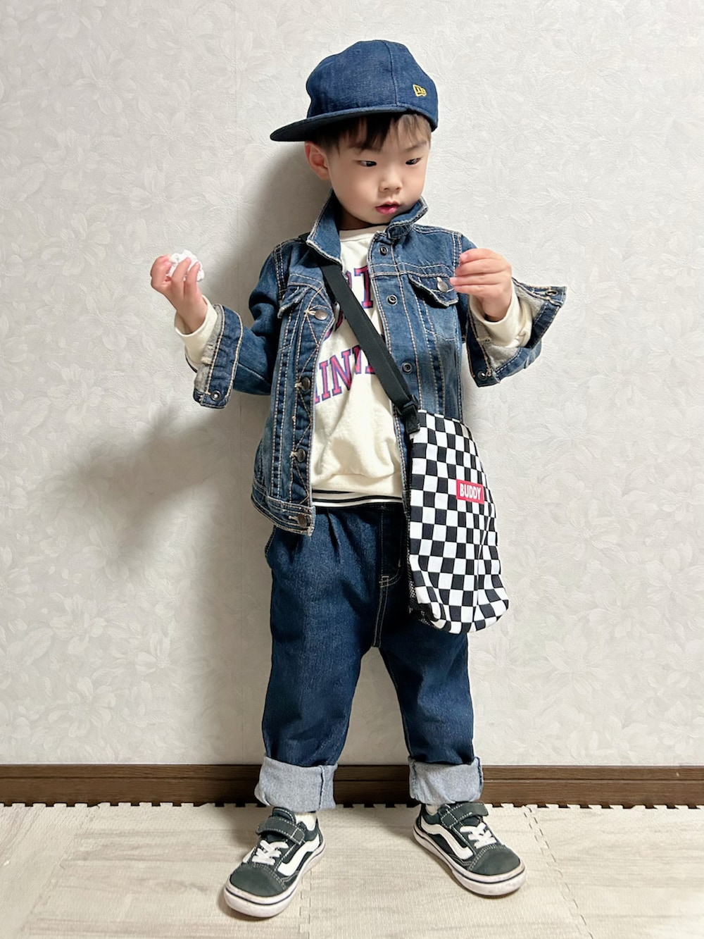 その他のTシャツ/カットソー、ホワイト系のスウェット、ブルー系のデニムジャケットを着用したキッズの冬コーディネートの3枚目の写真