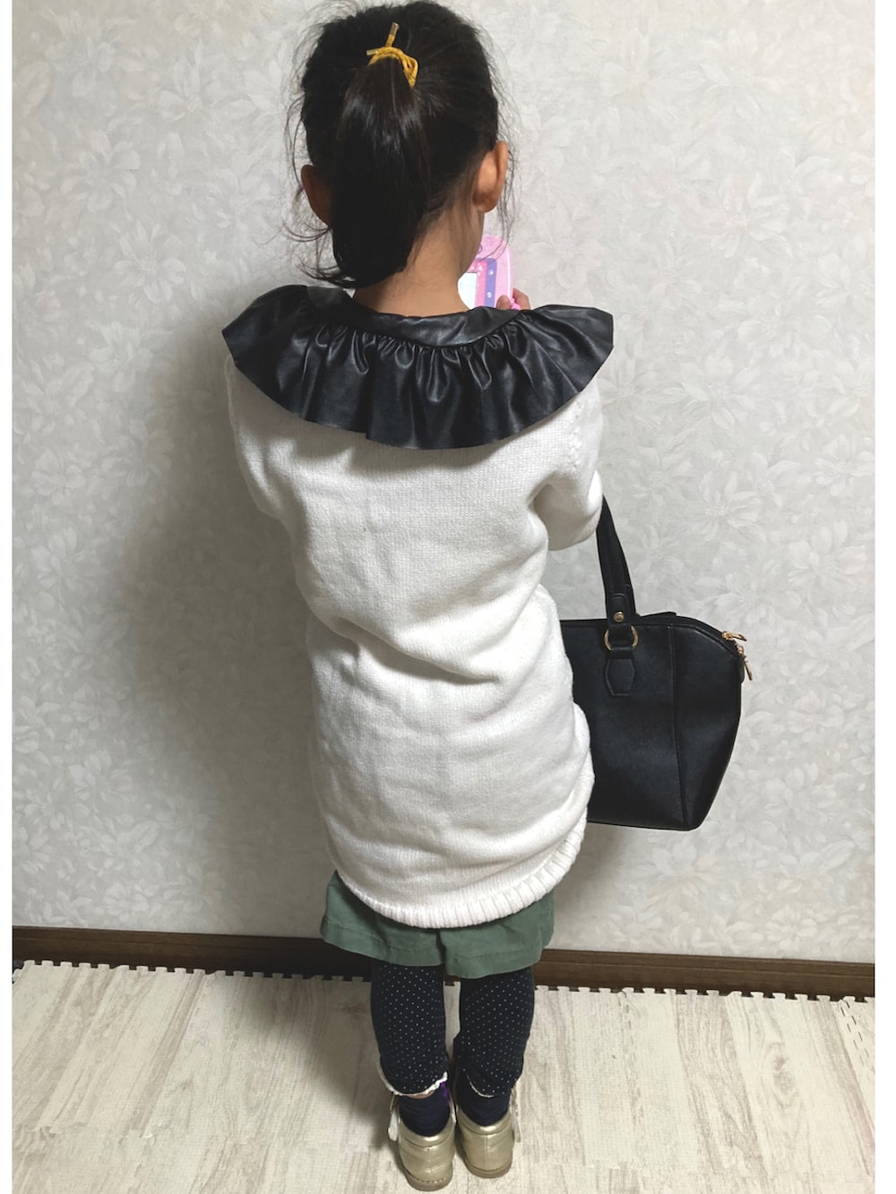 ホワイト系のワンピース、グリーン系のその他パンツ、ブラック系のトートバッグを着用したキッズの秋コーディネートの2枚目の写真