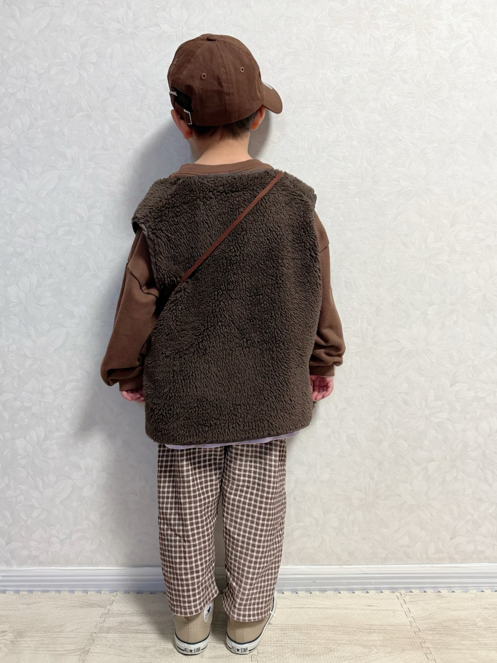 パープル系のTシャツ/カットソー、ブラウン系のスウェット、グリーン系のスウェットを着用したキッズの冬コーディネートの5枚目の写真