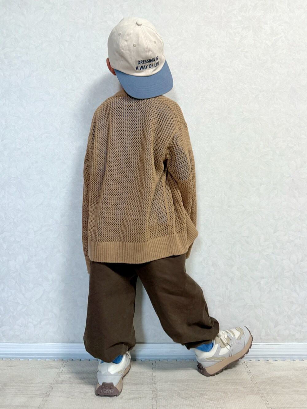 ブルー系のTシャツ/カットソー、ブラウン系のカーゴパンツ、ホワイト系のスニーカーを着用したキッズの春コーディネートの4枚目の写真