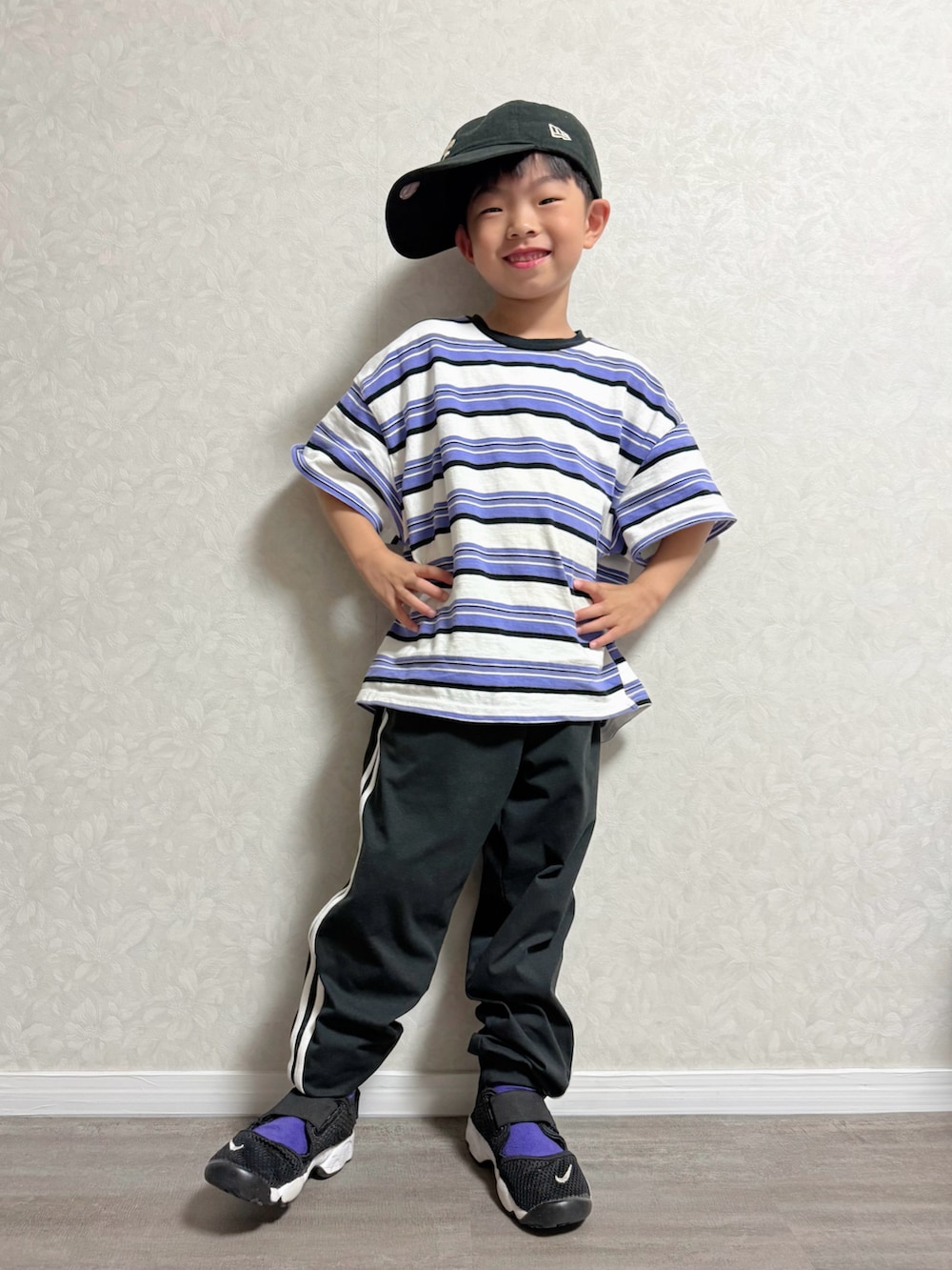 パープル系のTシャツ/カットソー、ブラック系のその他パンツ、ホワイト系のショルダーバッグを着用したキッズの夏コーディネートの2枚目の写真