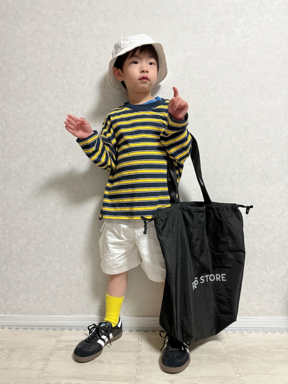 ブルー系のTシャツ/カットソー、ブラック系のエコバッグ/サブバッグ、ホワイト系のその他パンツを着用したキッズの春コーディネートの2枚目の写真