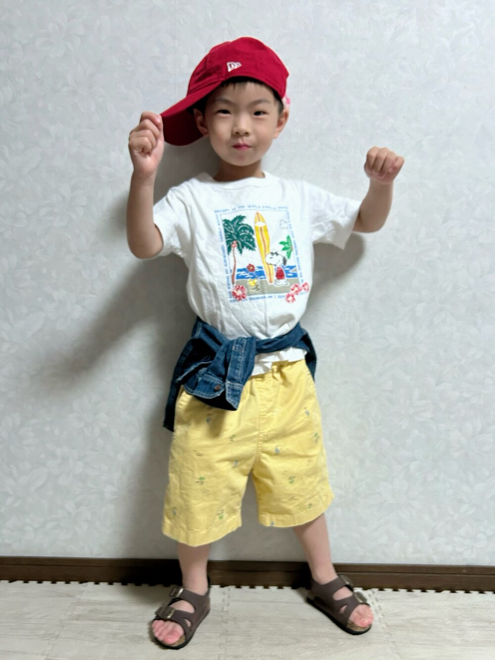 ホワイト系のTシャツ/カットソー、ブルー系のシャツ/ブラウス、イエロー系のパンツを着用したキッズの夏コーディネートの2枚目の写真