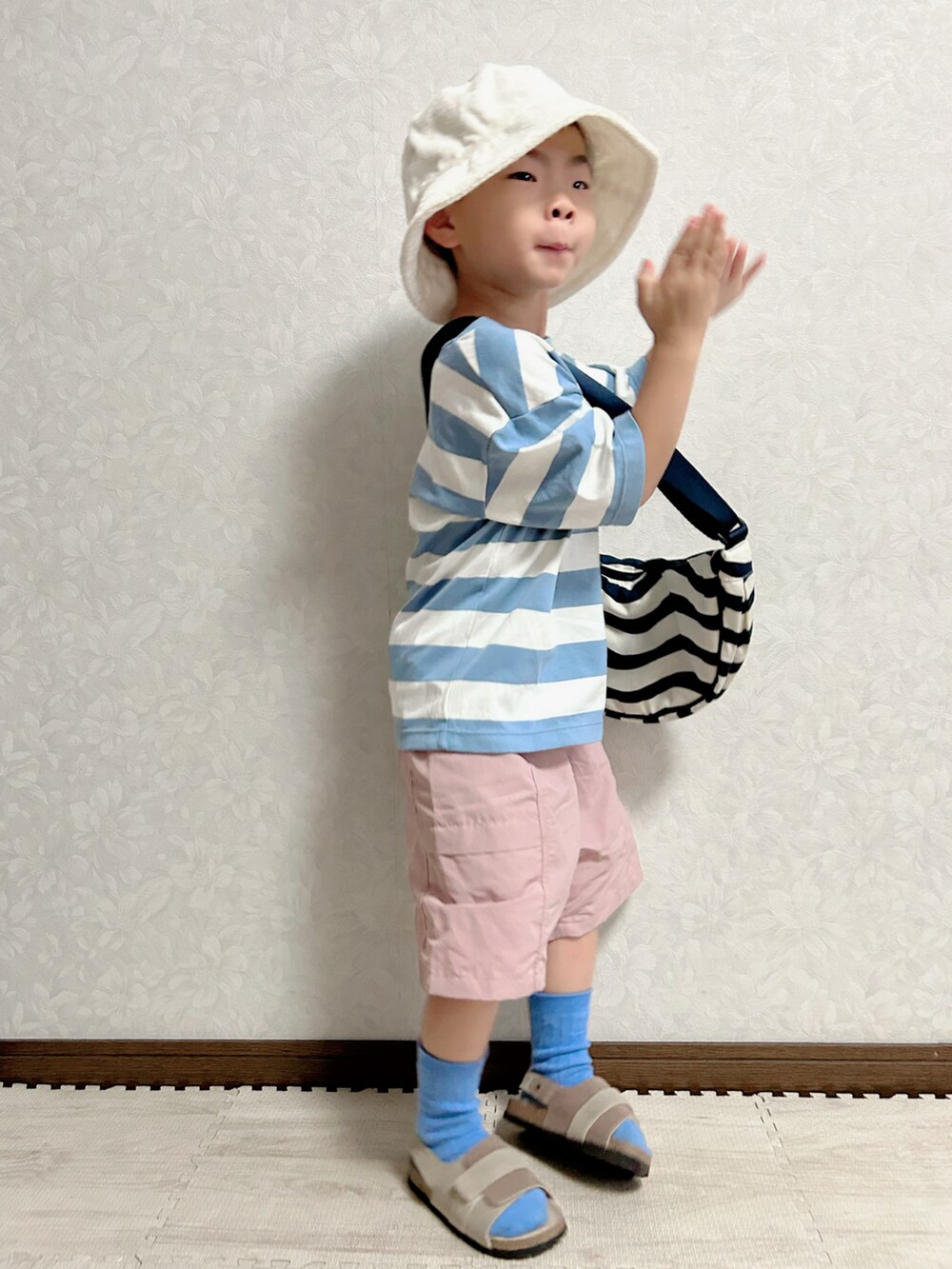 ブルー系のTシャツ/カットソー、ホワイト系のショルダーバッグ、ピンク系のパンツを着用したキッズの夏コーディネートの4枚目の写真