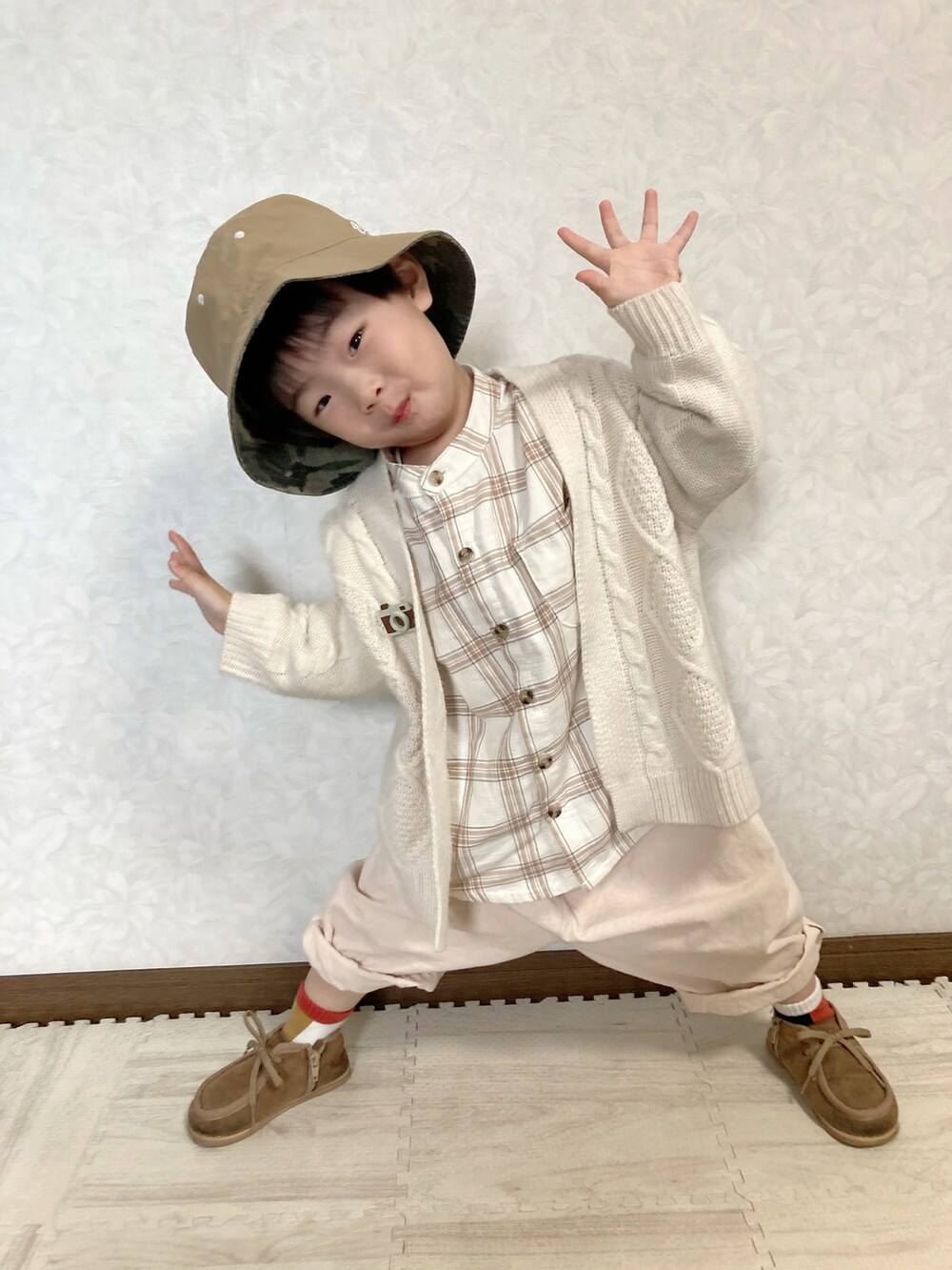 ベージュ系のシャツ/ブラウス、ホワイト系のカーディガン/ボレロ、ベージュ系のチノパンツを着用したキッズの冬コーディネートの3枚目の写真