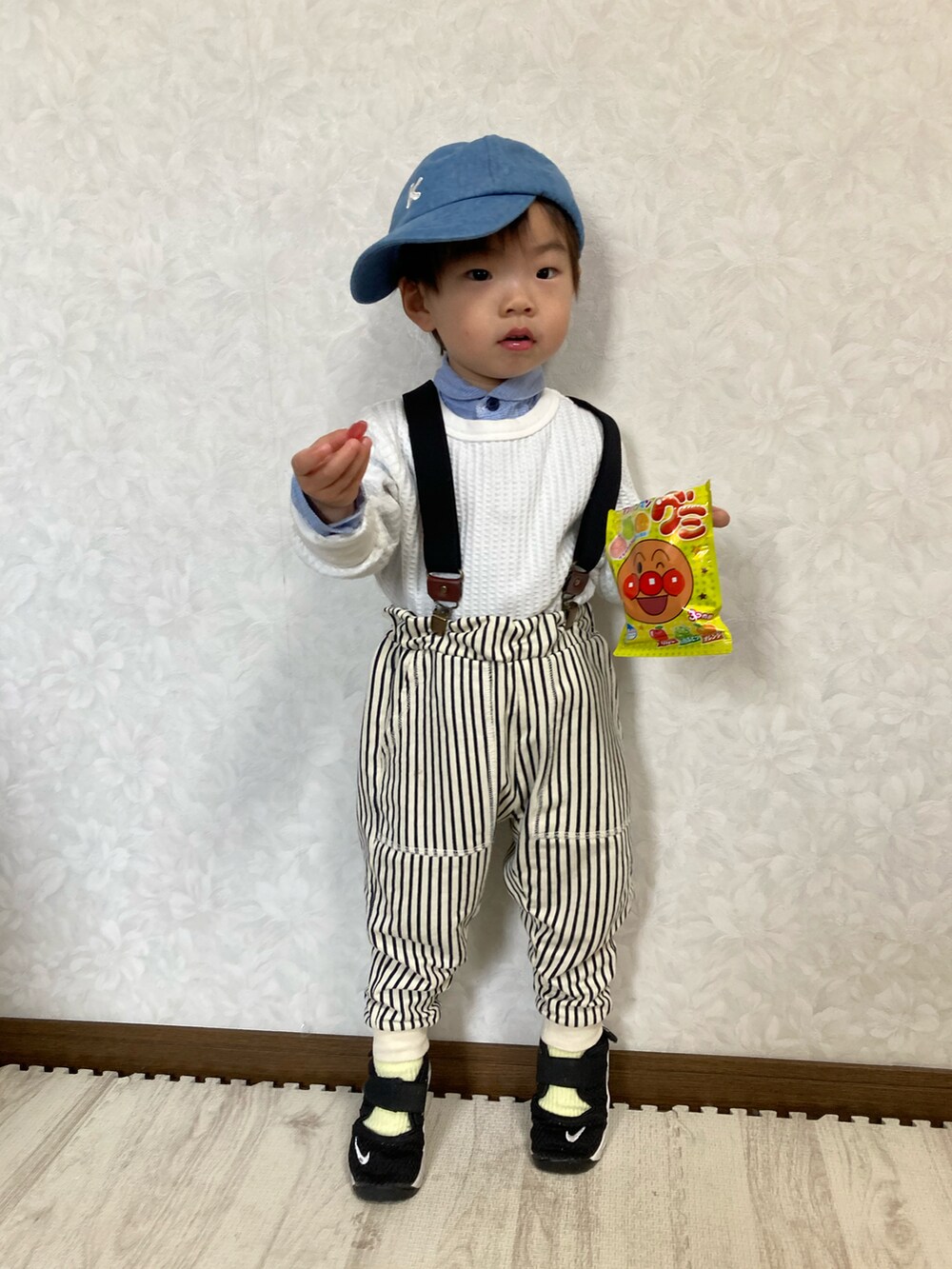 ブルー系のシャツ/ブラウス、ホワイト系のスウェット、ブルー系のその他パンツを着用したキッズの春コーディネートの2枚目の写真