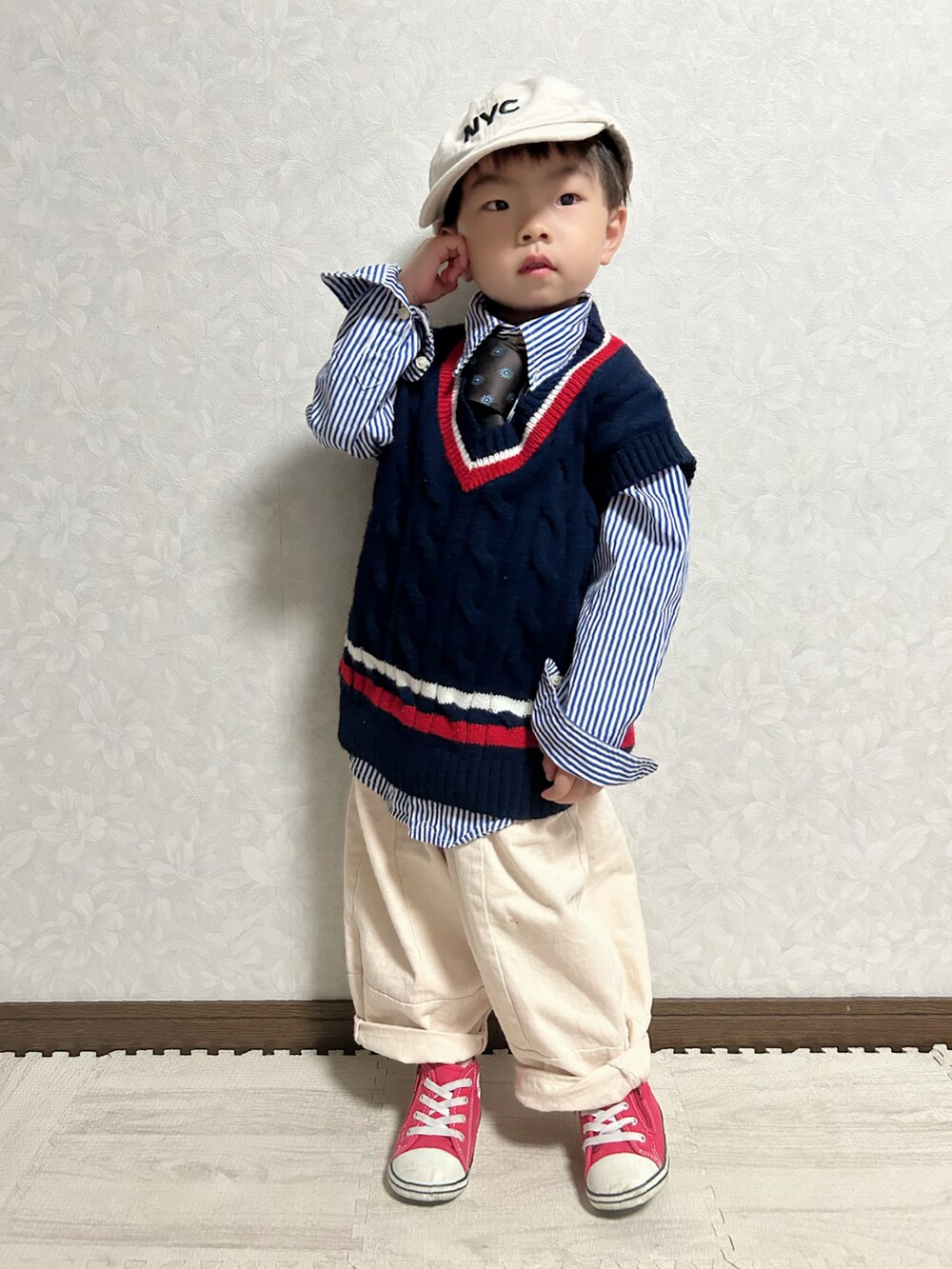 ブルー系のシャツ/ブラウス、ブルー系のベスト、ブラウン系のネクタイを着用したキッズの春コーディネートの4枚目の写真