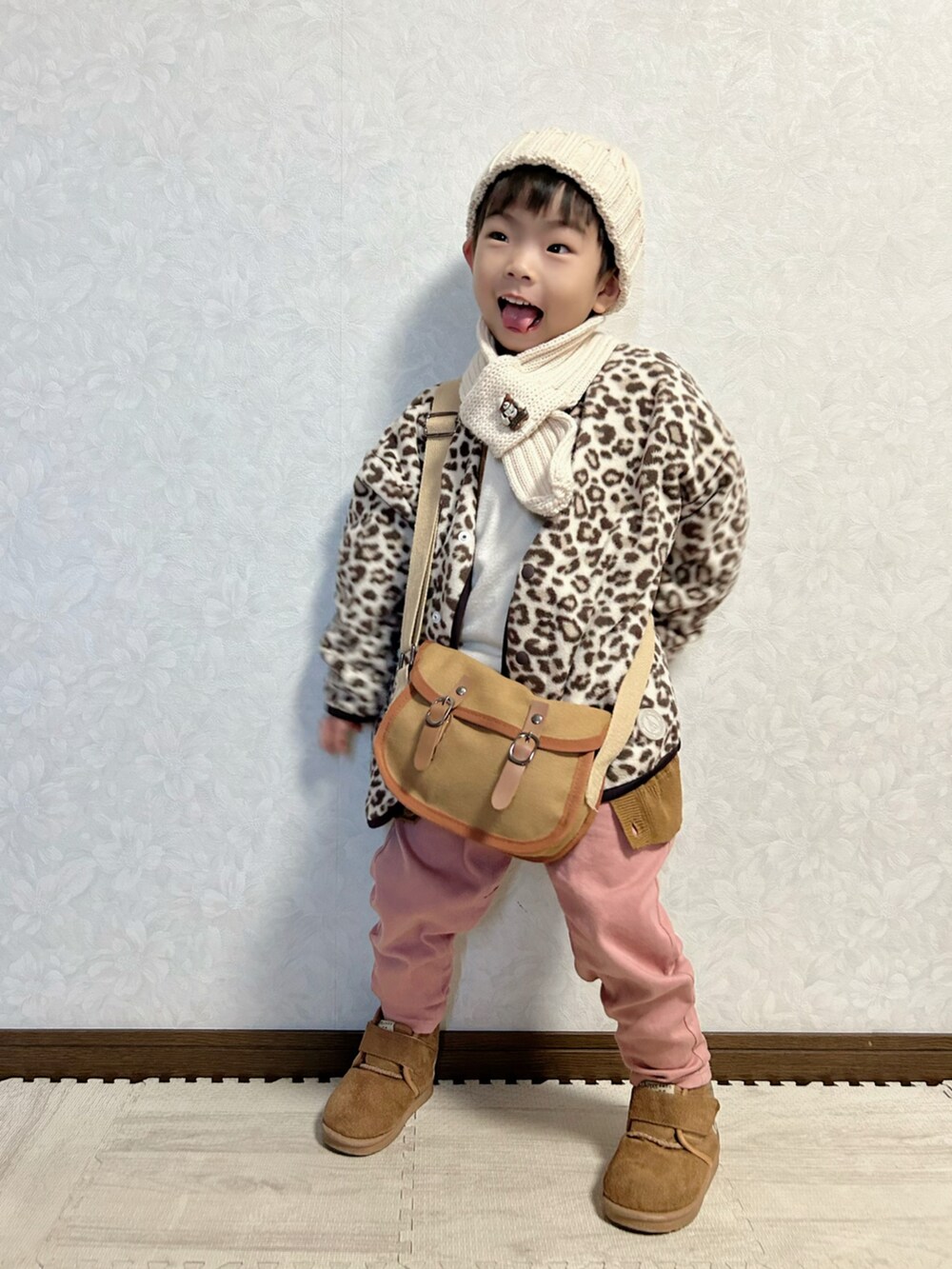 ホワイト系のニット/セーター、ブラウン系のカーディガン/ボレロ、ベージュ系のカーディガン/ボレロを着用したキッズの冬コーディネートの3枚目の写真