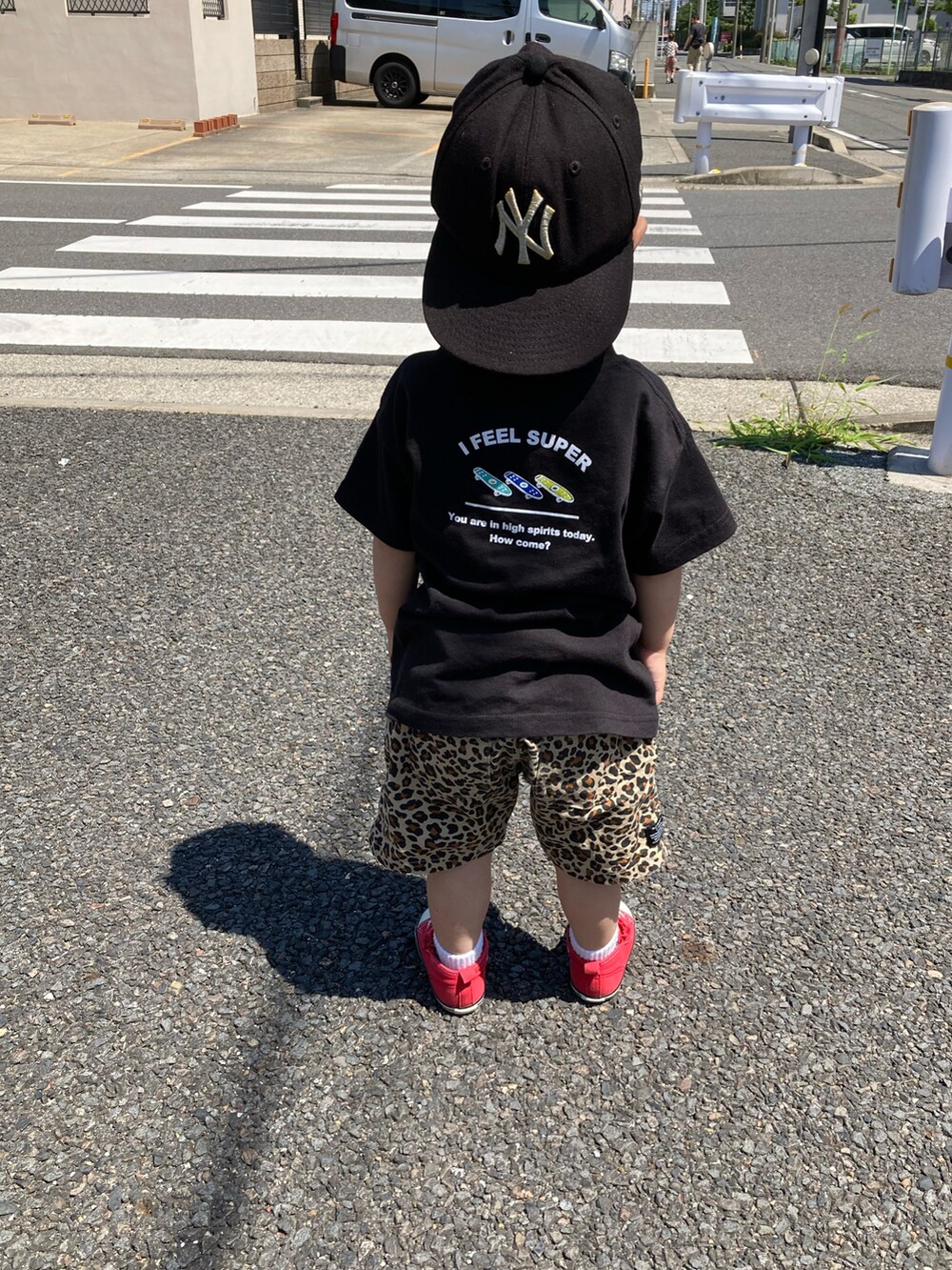 ベージュ系のタンクトップ、その他のTシャツ/カットソー、ベージュ系のその他パンツを着用したキッズの春コーディネートの2枚目の写真