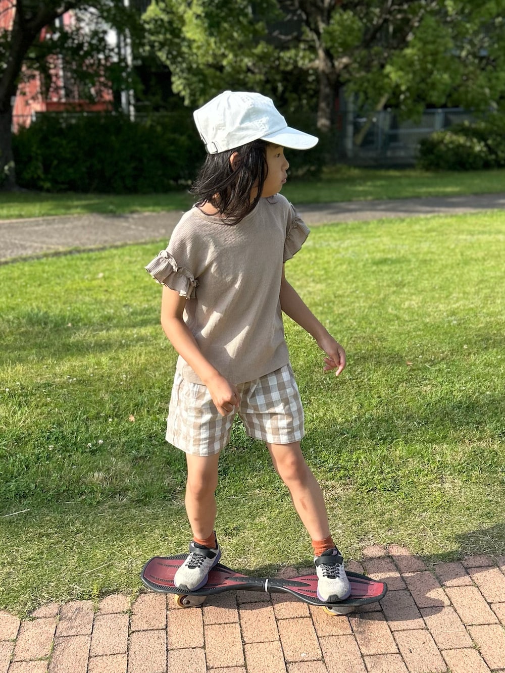 ホワイト系のスニーカー、ホワイト系のキャップ、グレー系のルームウェア/パジャマを着用したキッズの春コーディネートの3枚目の写真