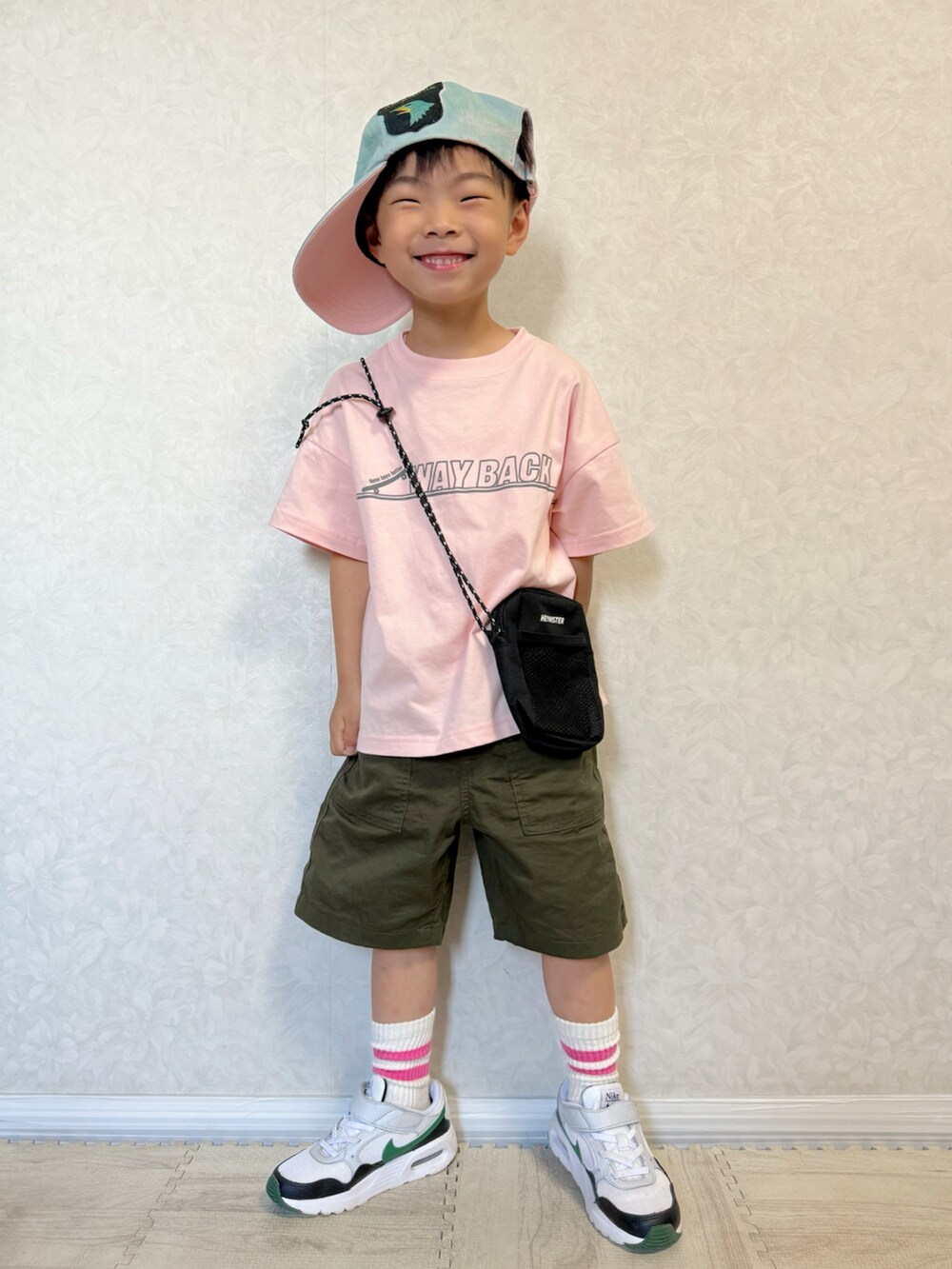 ホワイト系のスニーカー、ホワイト系のスニーカー、ピンク系のTシャツ/カットソーを着用したキッズの夏コーディネートの3枚目の写真