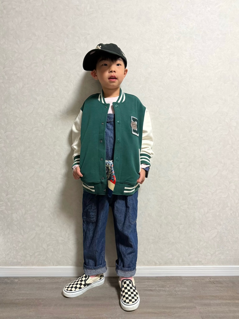 ブルー系のサロペット/オーバーオール、ブラック系のスリッポン、ピンク系のTシャツ/カットソーを着用したキッズの春コーディネートの2枚目の写真