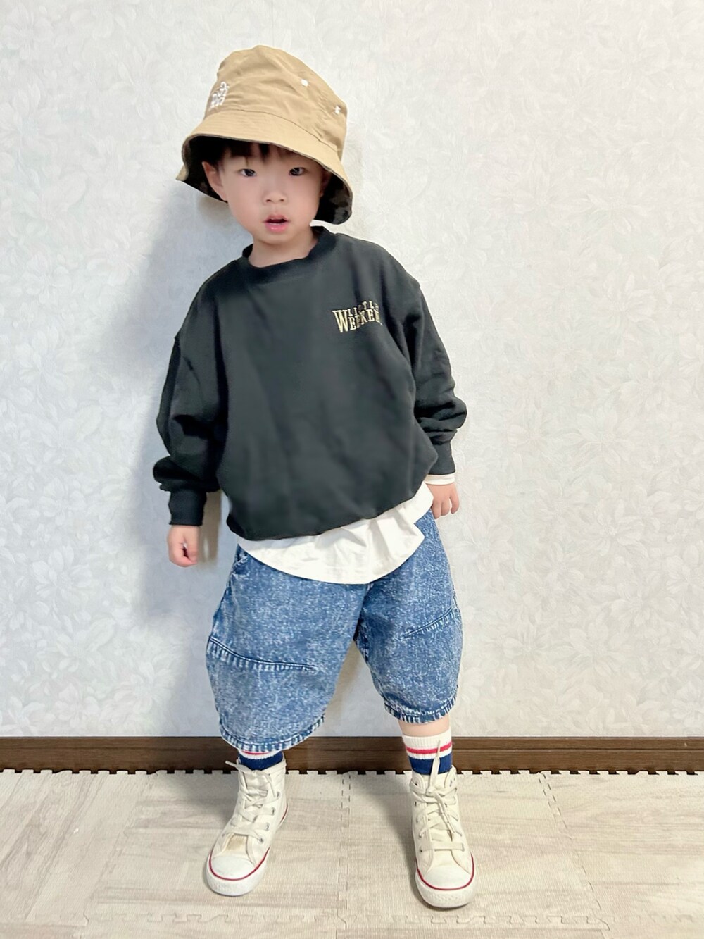 グレー系のスウェット、ホワイト系のTシャツ/カットソー、ブルー系のデニムパンツを着用したキッズの春コーディネートの4枚目の写真