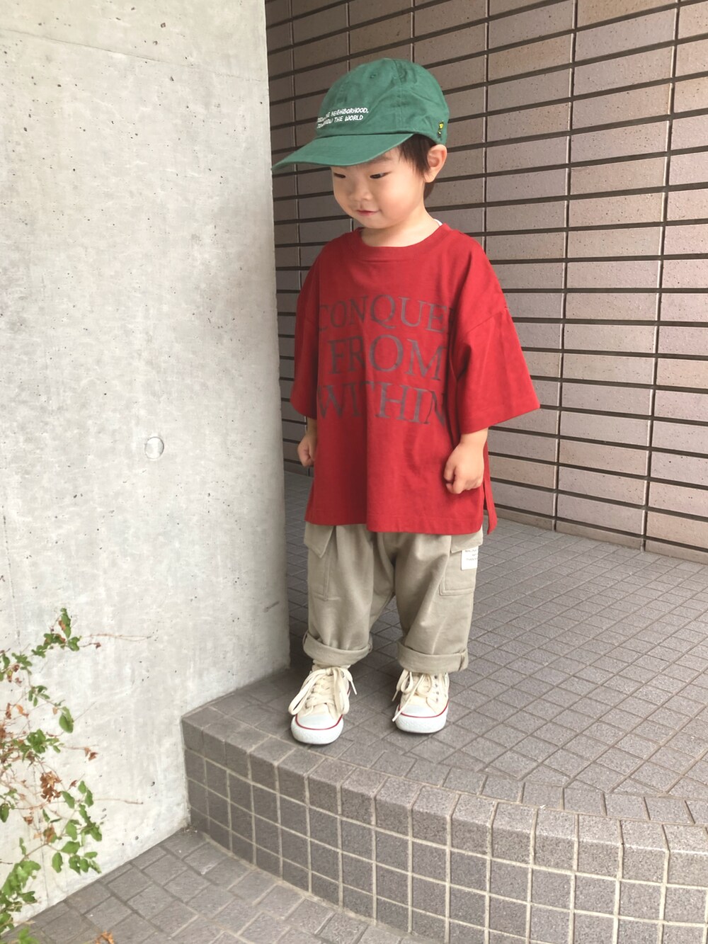 レッド系のTシャツ/カットソー、グリーン系のスウェットパンツ、グリーン系のキャップを着用したキッズの夏コーディネートの4枚目の写真