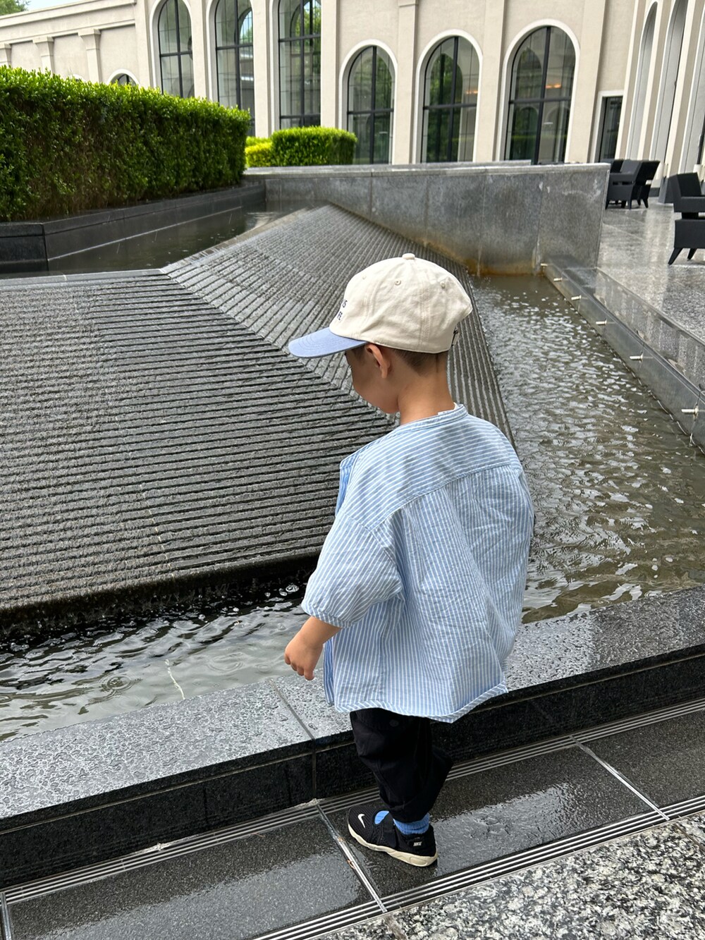 ホワイト系のTシャツ/カットソー、その他のシャツ/ブラウス、ブラック系のカーゴパンツを着用したキッズの夏コーディネートの5枚目の写真