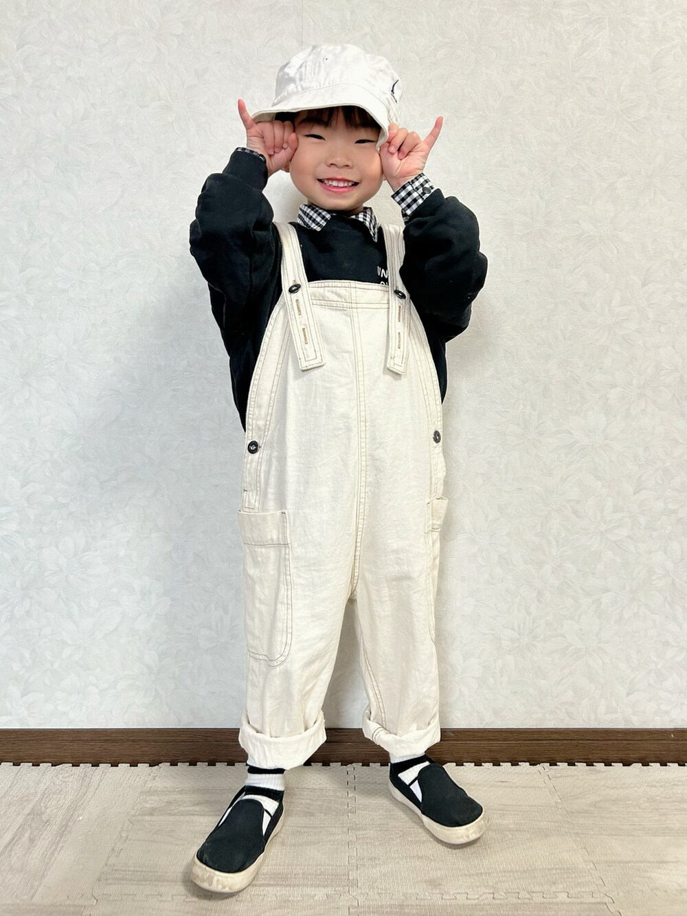 その他のシャツ/ブラウス、ブラック系のスウェット、ホワイト系のサロペット/オーバーオールを着用したキッズの春コーディネートの2枚目の写真