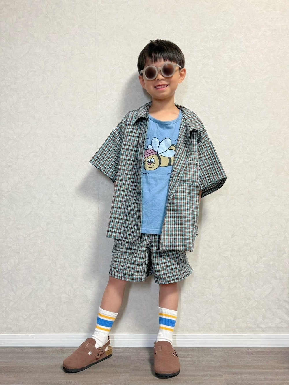 ブラウン系のシャツ/ブラウス、ブラウン系のその他パンツ、ブルー系のタンクトップを着用したキッズの夏コーディネートの2枚目の写真