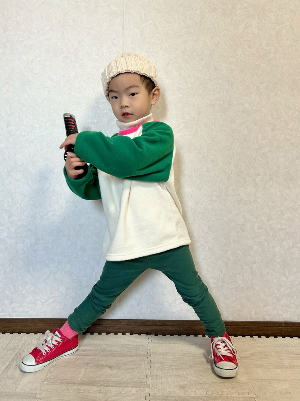 グレー系のブルゾン、ホワイト系のニット/セーター、その他のTシャツ/カットソーを着用したキッズの冬コーディネートの3枚目の写真