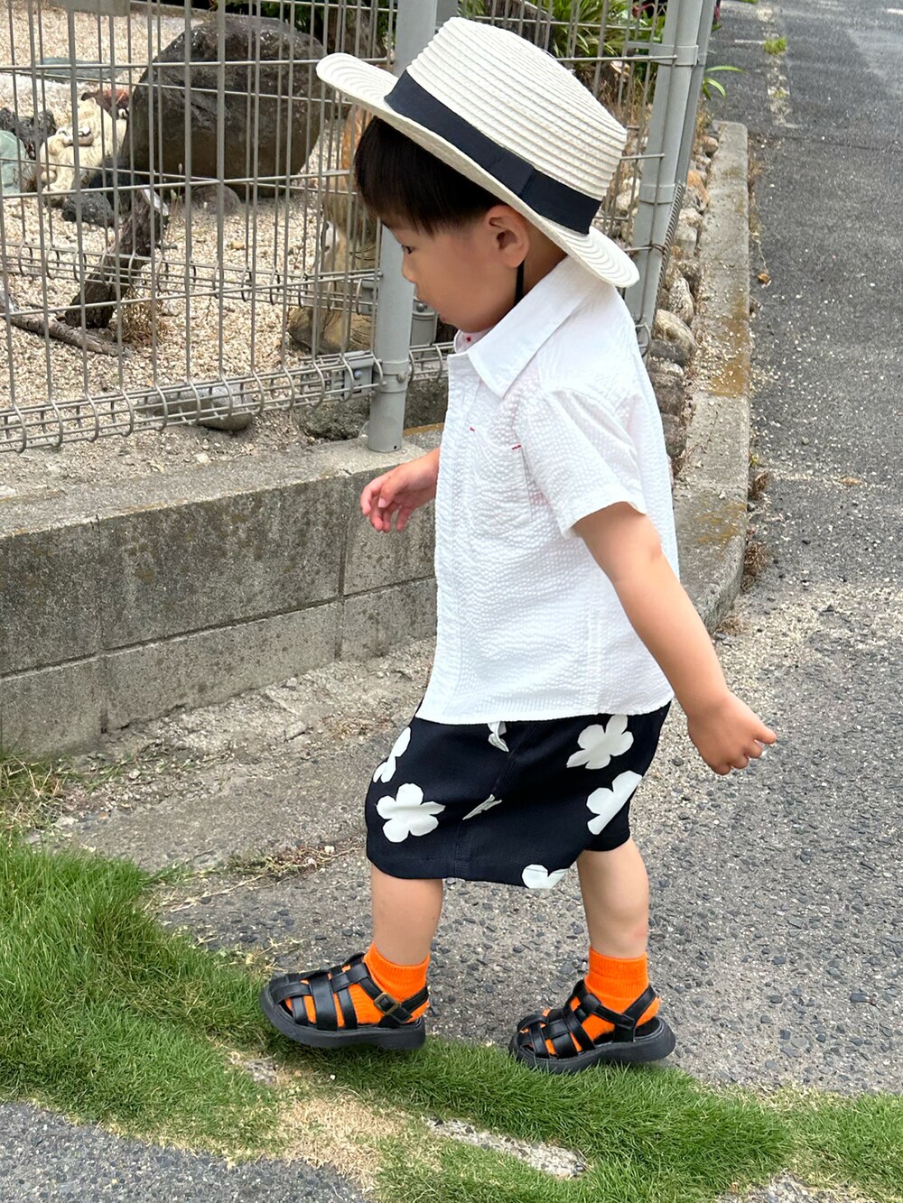 ホワイト系のタンクトップ、ホワイト系のシャツ/ブラウス、ブラック系のその他パンツを着用したキッズの春コーディネートの5枚目の写真